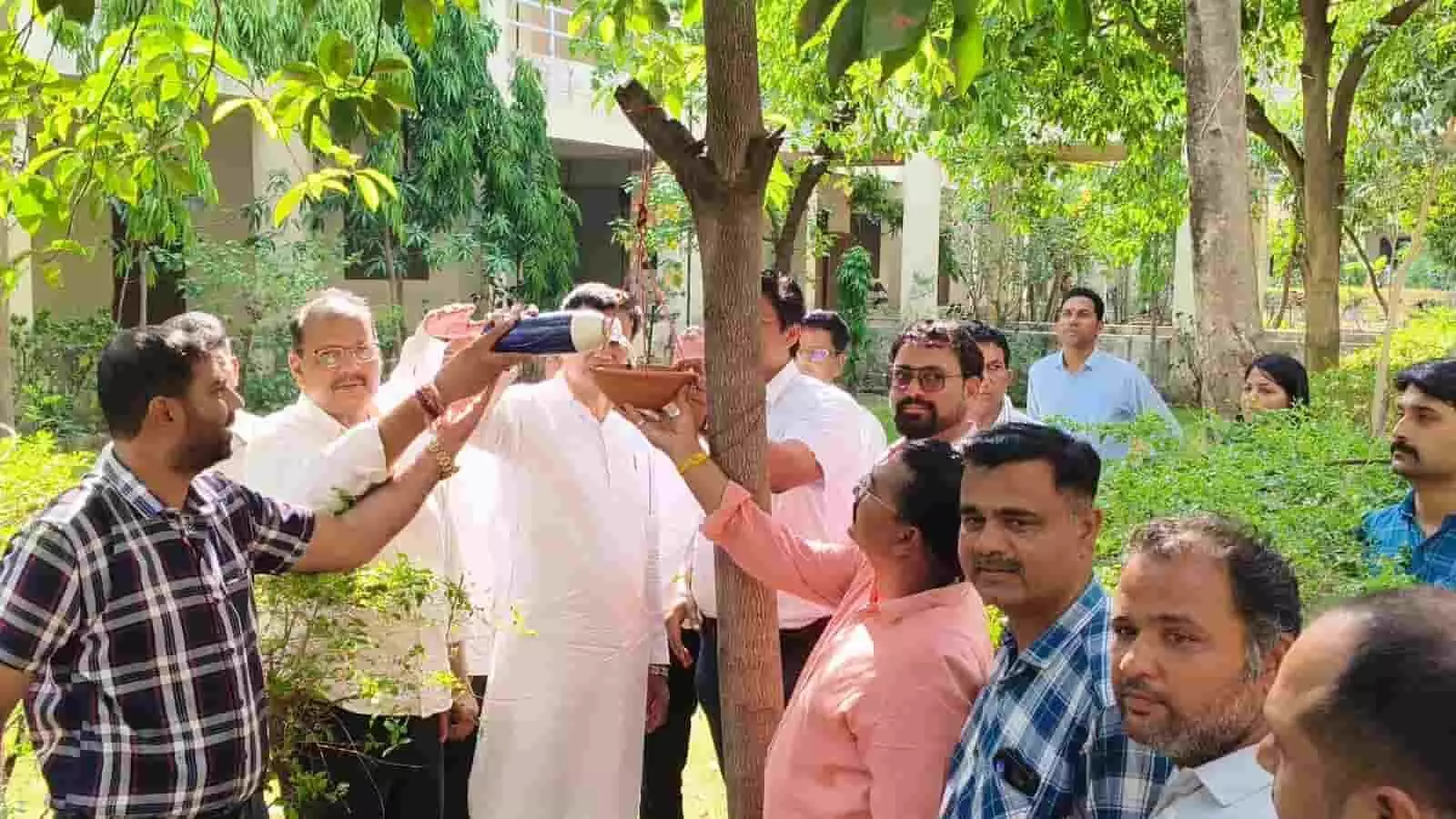 प्रतापगढ़ कलेक्ट्रेट में अधिकारियों और नागरिकों द्वारा पक्षियों के लिए परिंडे लगाए जा रहे हैं। प्रतापगढ़ कलेक्ट्रेट में अधिकारियों और नागरिकों द्वारा पक्षियों के लिए परिंडे लगाए जा रहे हैं।