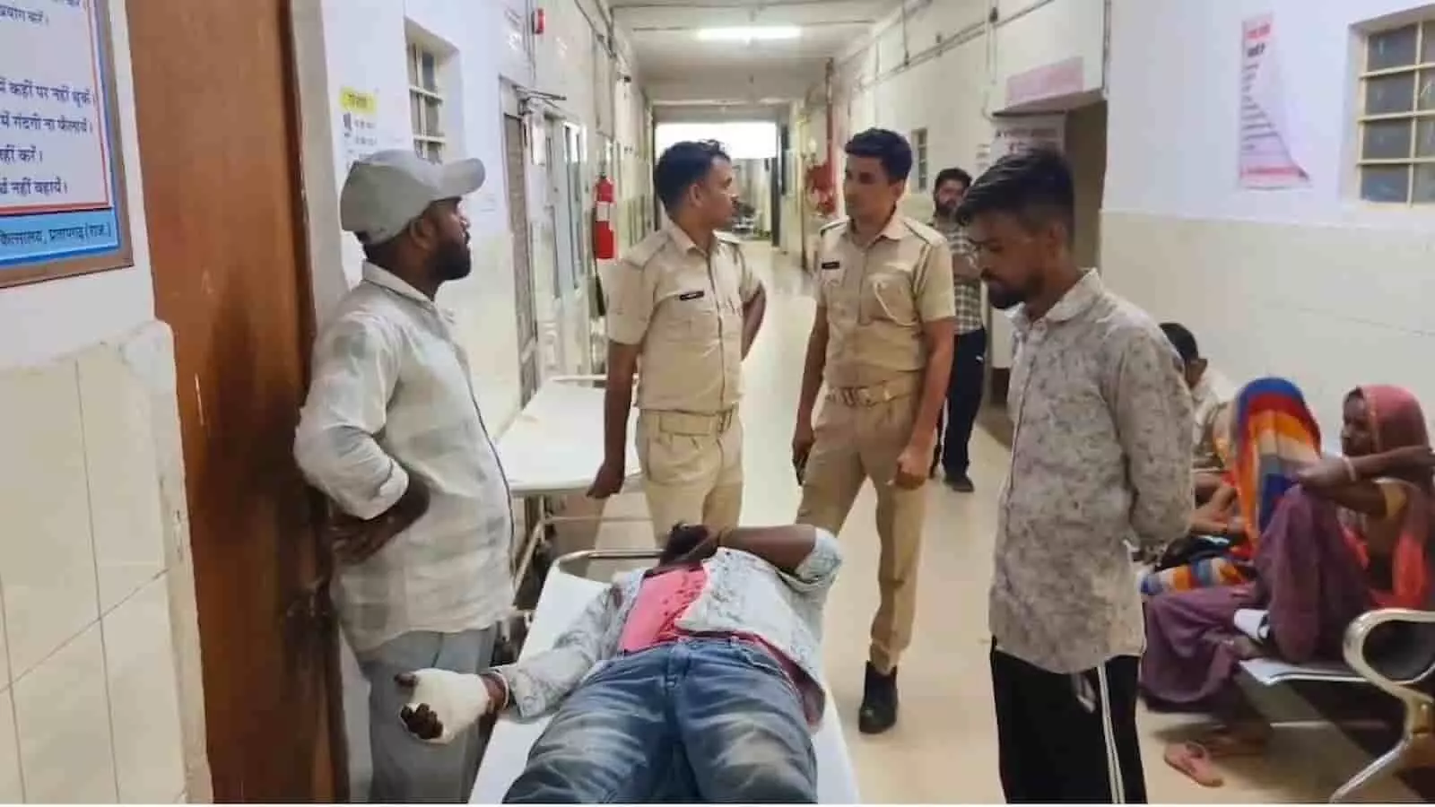 जिला अस्पताल में उपचार के लिए भर्ती घायल मुकेश मीणा जिस पर भाई ने हमला किया। जिला अस्पताल में उपचार के लिए भर्ती घायल मुकेश मीणा जिस पर भाई ने हमला किया।