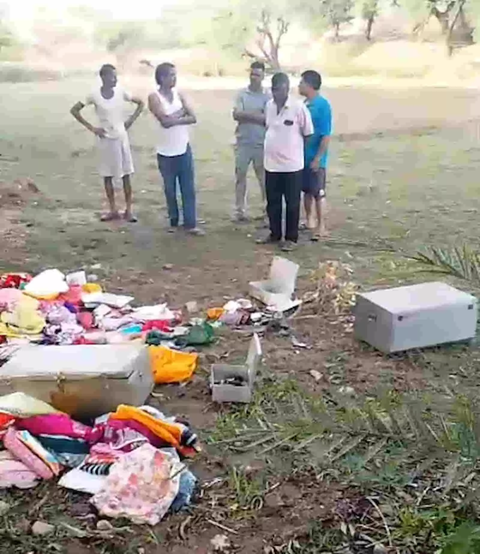 कड़ेचावास गांव के एक घर में चोरी की घटना के बाद मौके पर मौजूद पुलिसकर्मी। कड़ेचावास गांव के एक घर में चोरी की घटना के बाद मौके पर मौजूद पुलिसकर्मी।