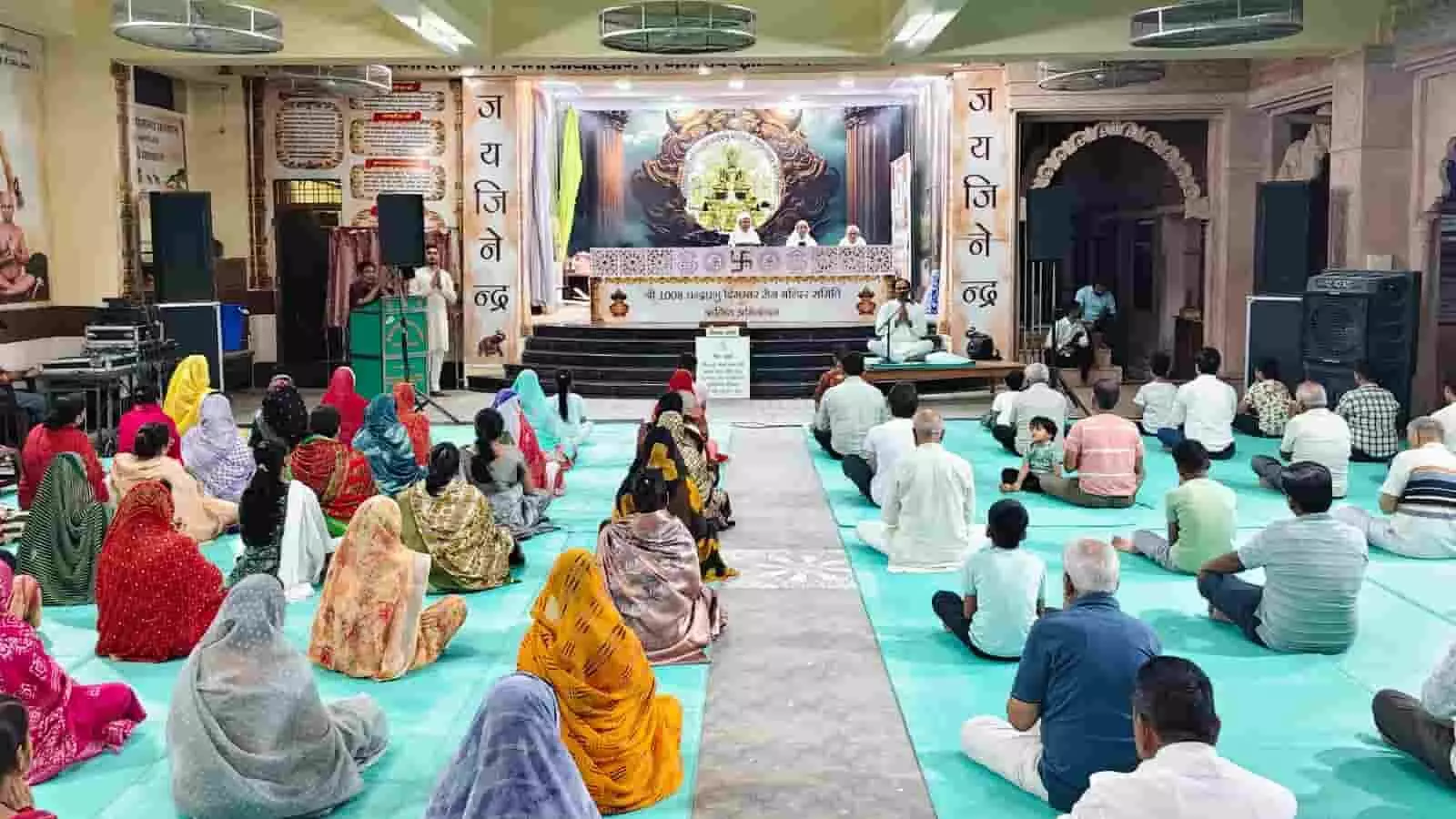 कोटा के श्री चंद्रप्रभु दिगंबर जैन मंदिर में आयोजित ध्यान-योग शिविर में उपस्थित श्रद्धालु और साधक। कोटा के श्री चंद्रप्रभु दिगंबर जैन मंदिर में आयोजित ध्यान-योग शिविर में उपस्थित श्रद्धालु और साधक।