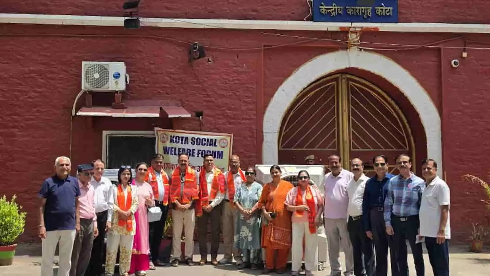 कोटा सोशल वेलफेयर फोरम के पदाधिकारी कोटा सेंट्रल जेल अस्पताल में कूलर भेंट करते हुए। कोटा सोशल वेलफेयर फोरम के पदाधिकारी कोटा सेंट्रल जेल अस्पताल में कूलर भेंट करते हुए।