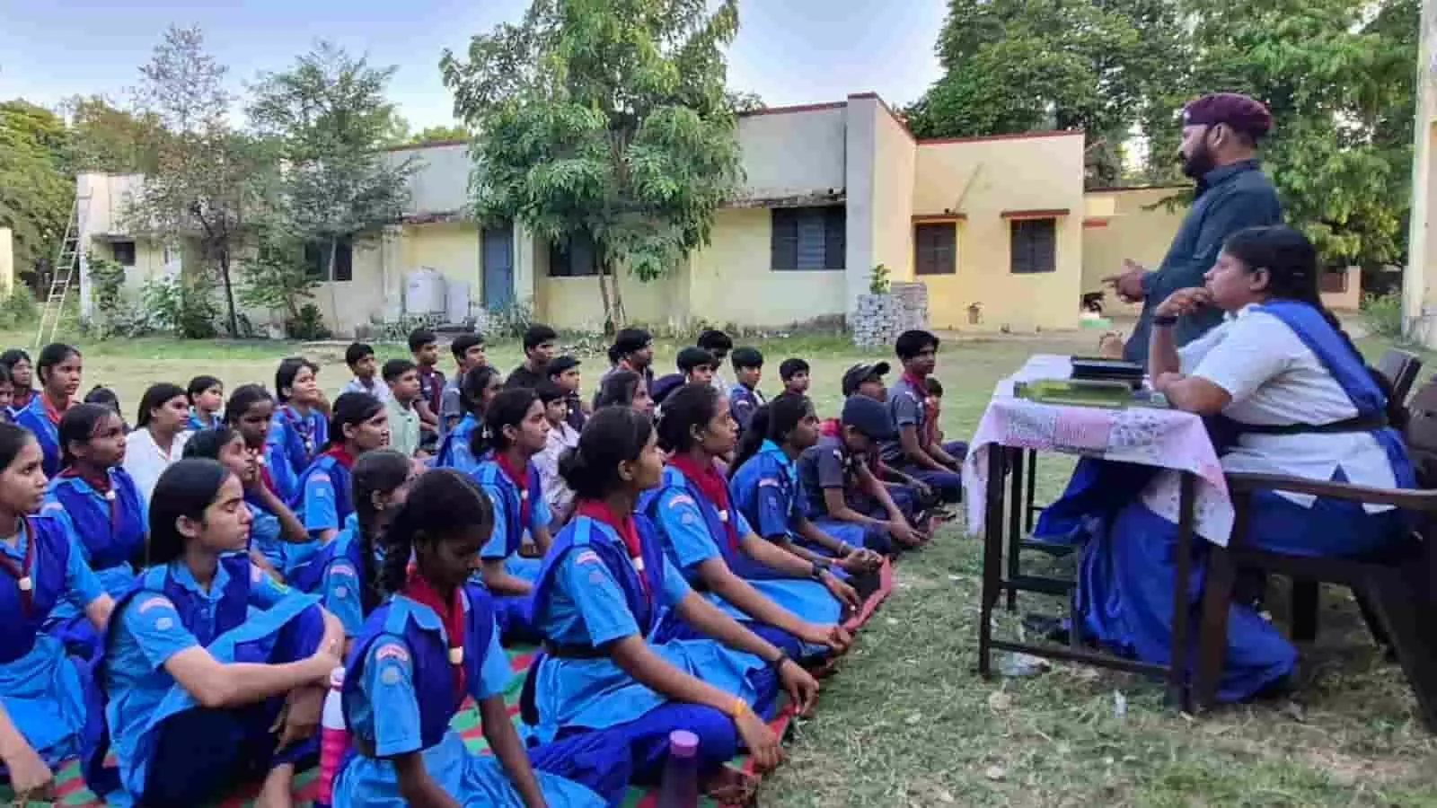 कोटा में जल संरक्षण के प्रति जागरूक करते हुए स्काउट गाइड सदस्य और विद्यार्थी। कोटा में जल संरक्षण के प्रति जागरूक करते हुए स्काउट गाइड सदस्य और विद्यार्थी।