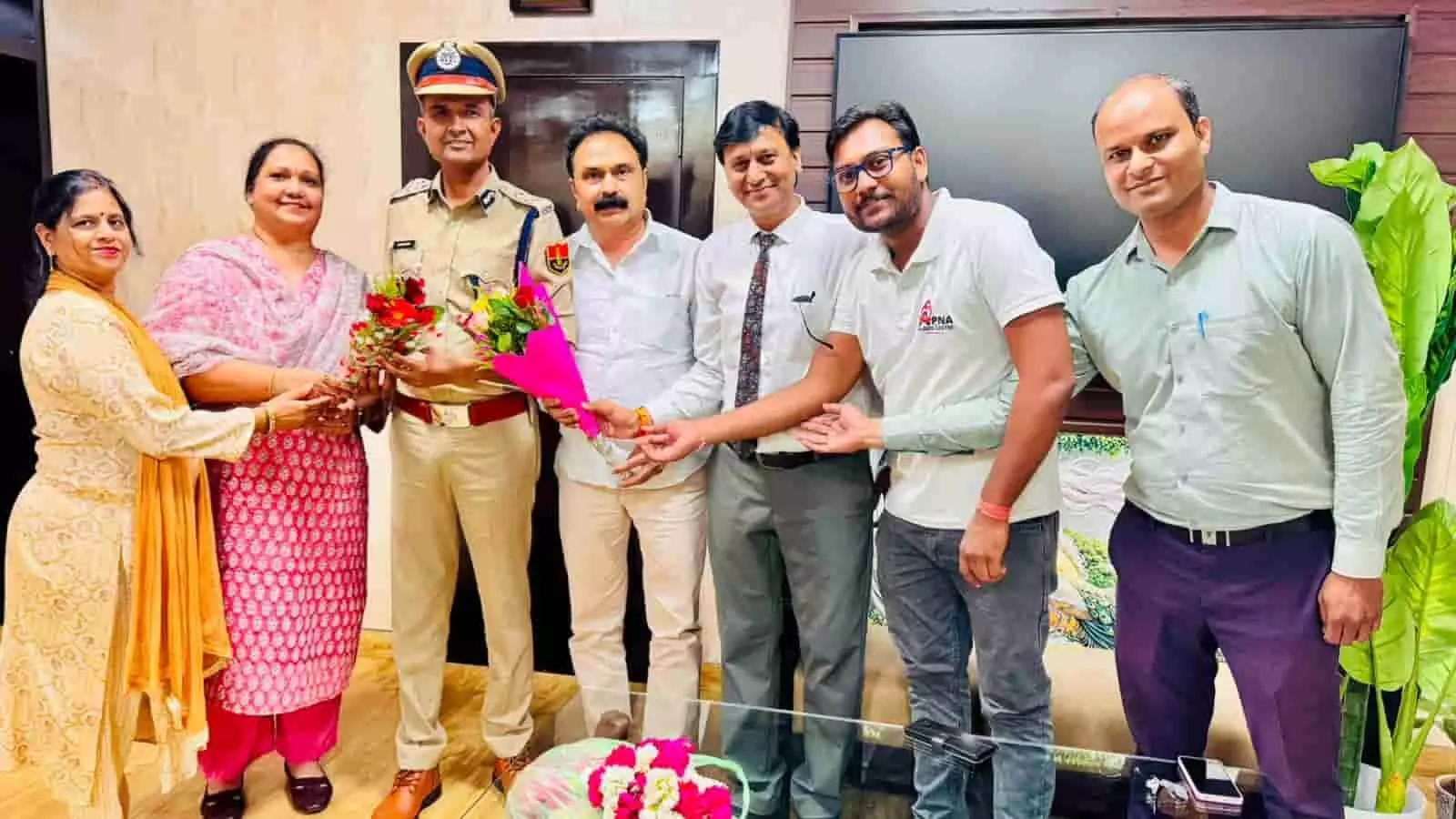 कोटा में नवनियुक्त आईजी हरेन्द्र कुमार का स्वागत करते सामाजिक संस्थाओं के प्रतिनिधि। कोटा में नवनियुक्त आईजी हरेन्द्र कुमार का स्वागत करते सामाजिक संस्थाओं के प्रतिनिधि।