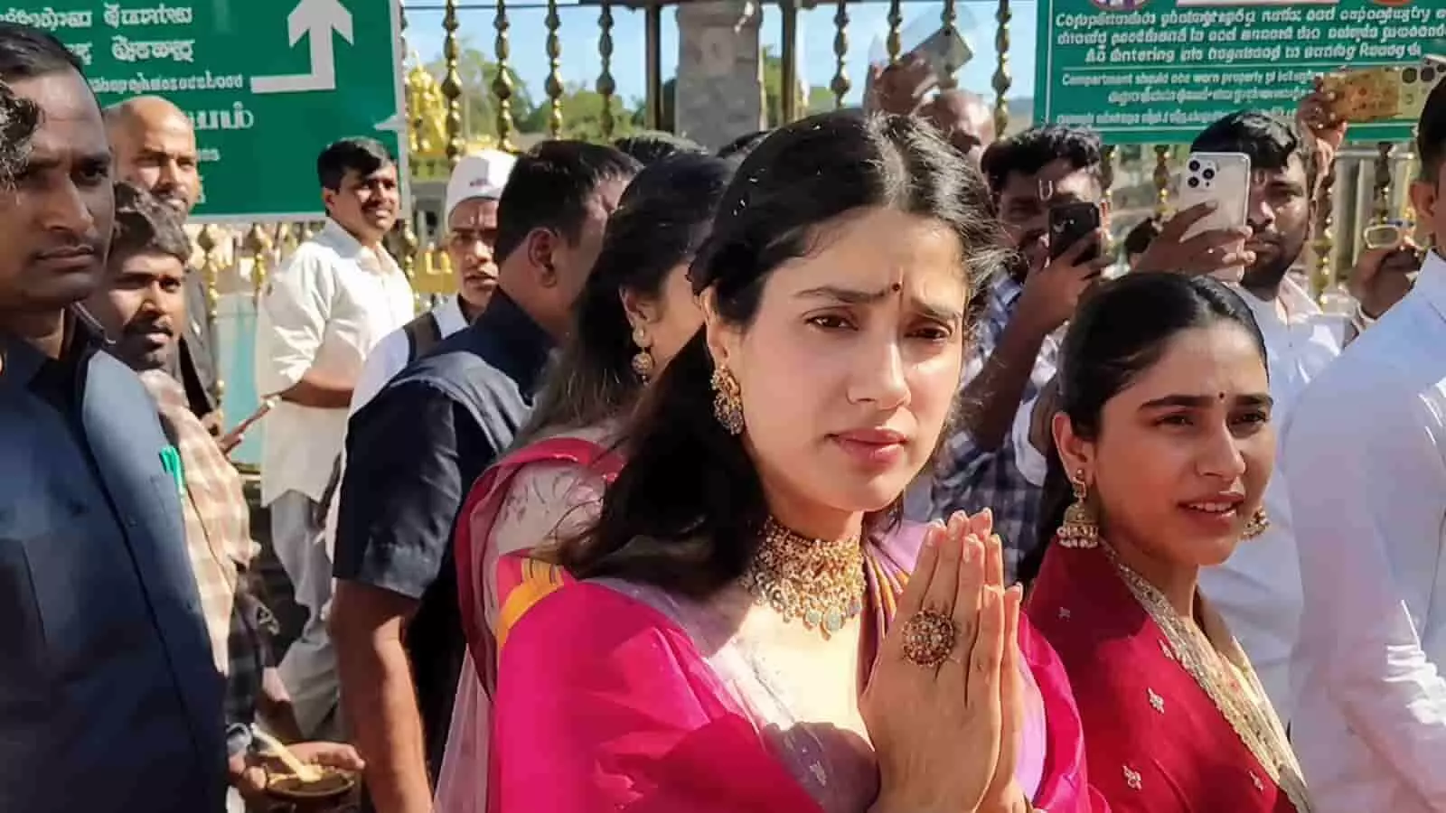 अभिनेत्री जाह्नवी कपूर तिरुमाला मंदिर में हाथ जोड़कर प्रार्थना करती हुई दिखाई दे रही हैं। अभिनेत्री जाह्नवी कपूर तिरुमाला मंदिर में हाथ जोड़कर प्रार्थना करती हुई दिखाई दे रही हैं।