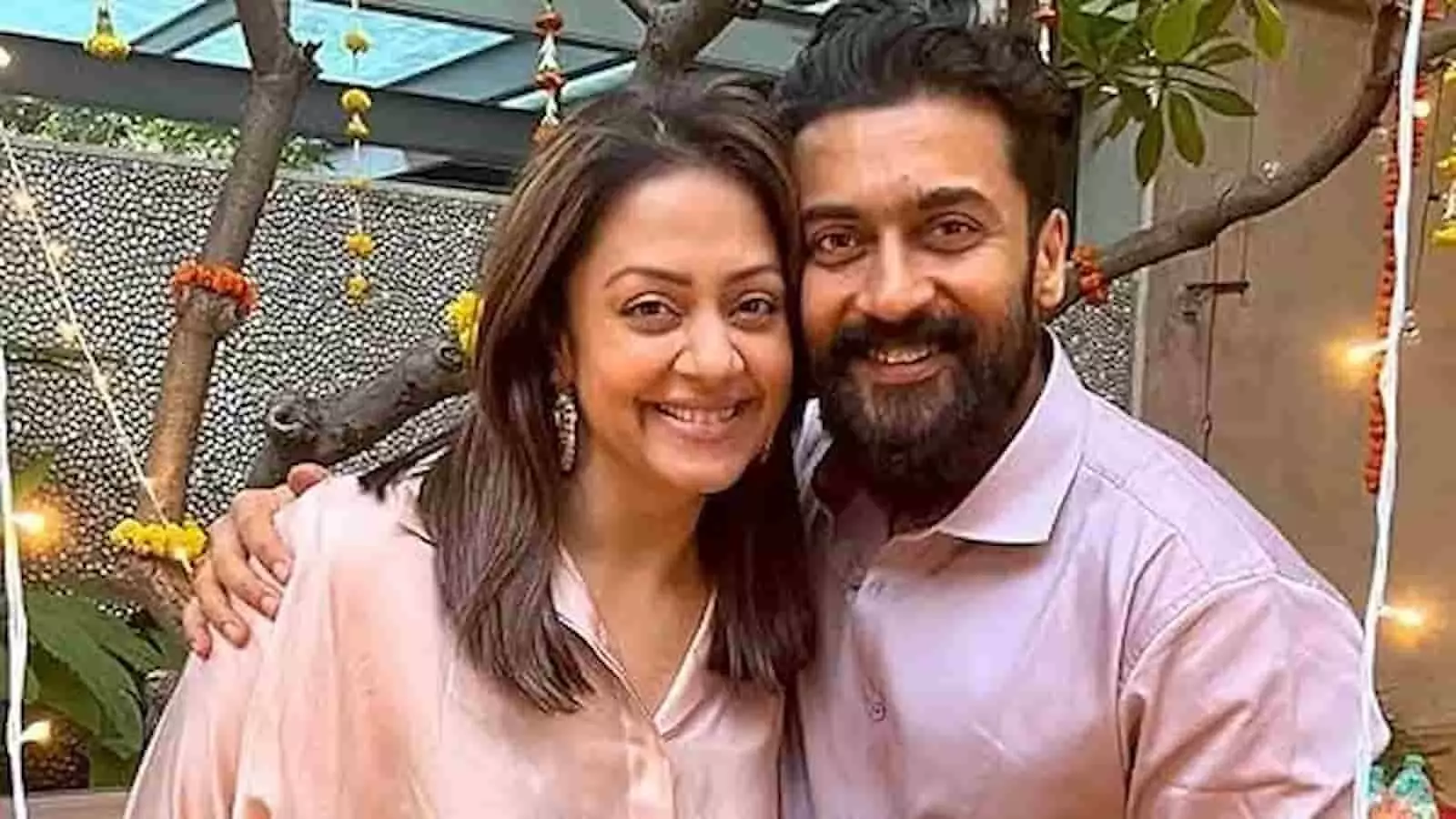 अभिनेता सूर्या और उनकी पत्नी अभिनेत्री ज्योतिका एक साथ फोटो खिंचवाते हुए। अभिनेता सूर्या और उनकी पत्नी अभिनेत्री ज्योतिका एक साथ फोटो खिंचवाते हुए।