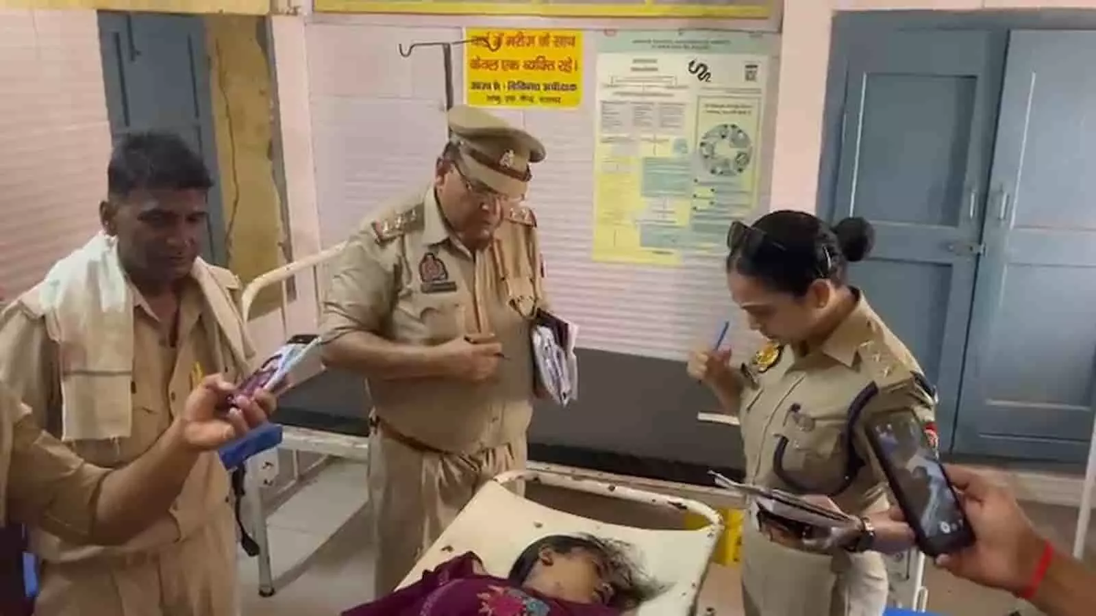 कासगंज पुलिस अधिकारी हत्या के मामले में सहावर थाना क्षेत्र में जांच पड़ताल कर रहे हैं। कासगंज पुलिस अधिकारी हत्या के मामले में सहावर थाना क्षेत्र में जांच पड़ताल कर रहे हैं।