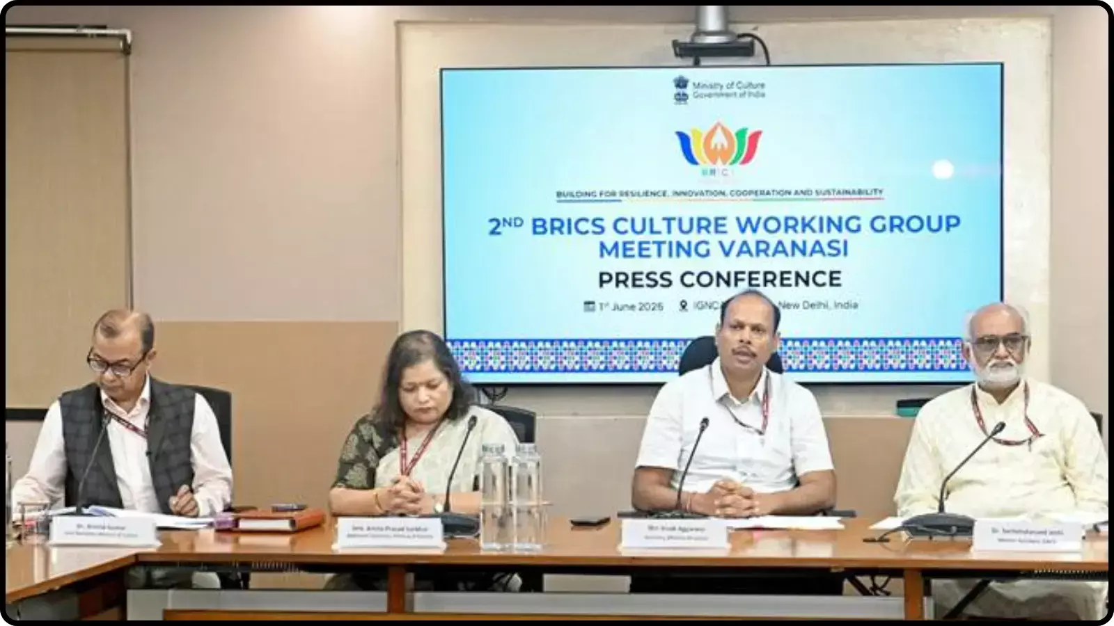 प्रेस कॉन्फ्रेंस की मेज पर बैठे संस्कृति मंत्रालय के अधिकारी पृष्ठभूमि में ब्रिक्स बैठक के डिजिटल बोर्ड के सामने। प्रेस कॉन्फ्रेंस की मेज पर बैठे संस्कृति मंत्रालय के अधिकारी पृष्ठभूमि में ब्रिक्स बैठक के डिजिटल बोर्ड के सामने।