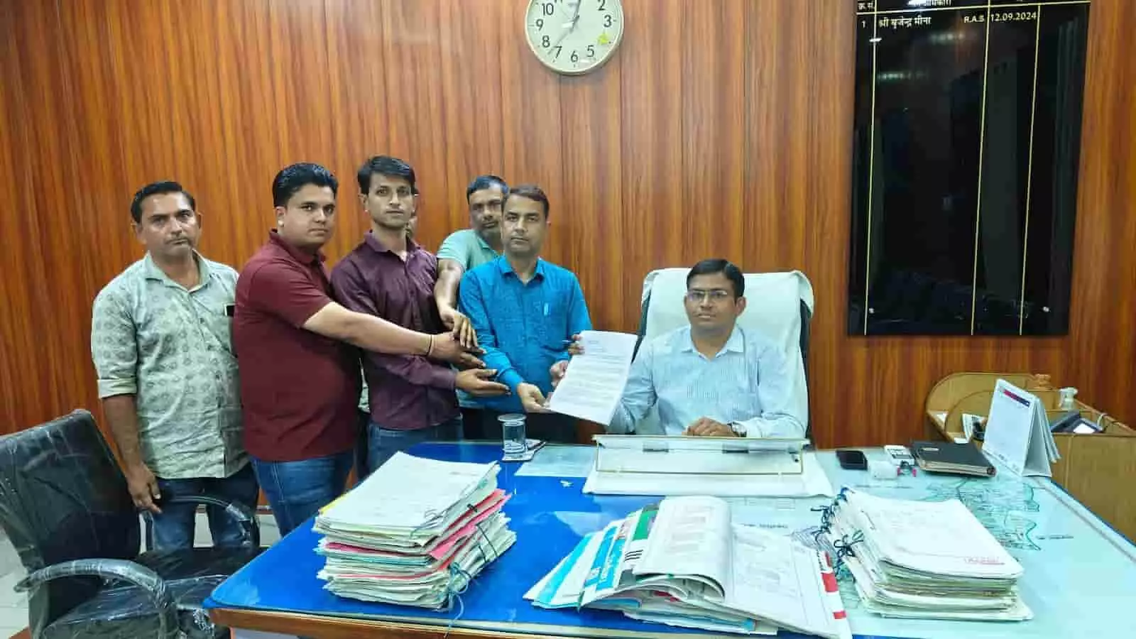 अभिभावक निजी स्कूलों में अतिरिक्त कक्षाएं शुरू करने की मांग को लेकर एसडीएम को ज्ञापन सौंप रहे हैं। अभिभावक निजी स्कूलों में अतिरिक्त कक्षाएं शुरू करने की मांग को लेकर एसडीएम को ज्ञापन सौंप रहे हैं।