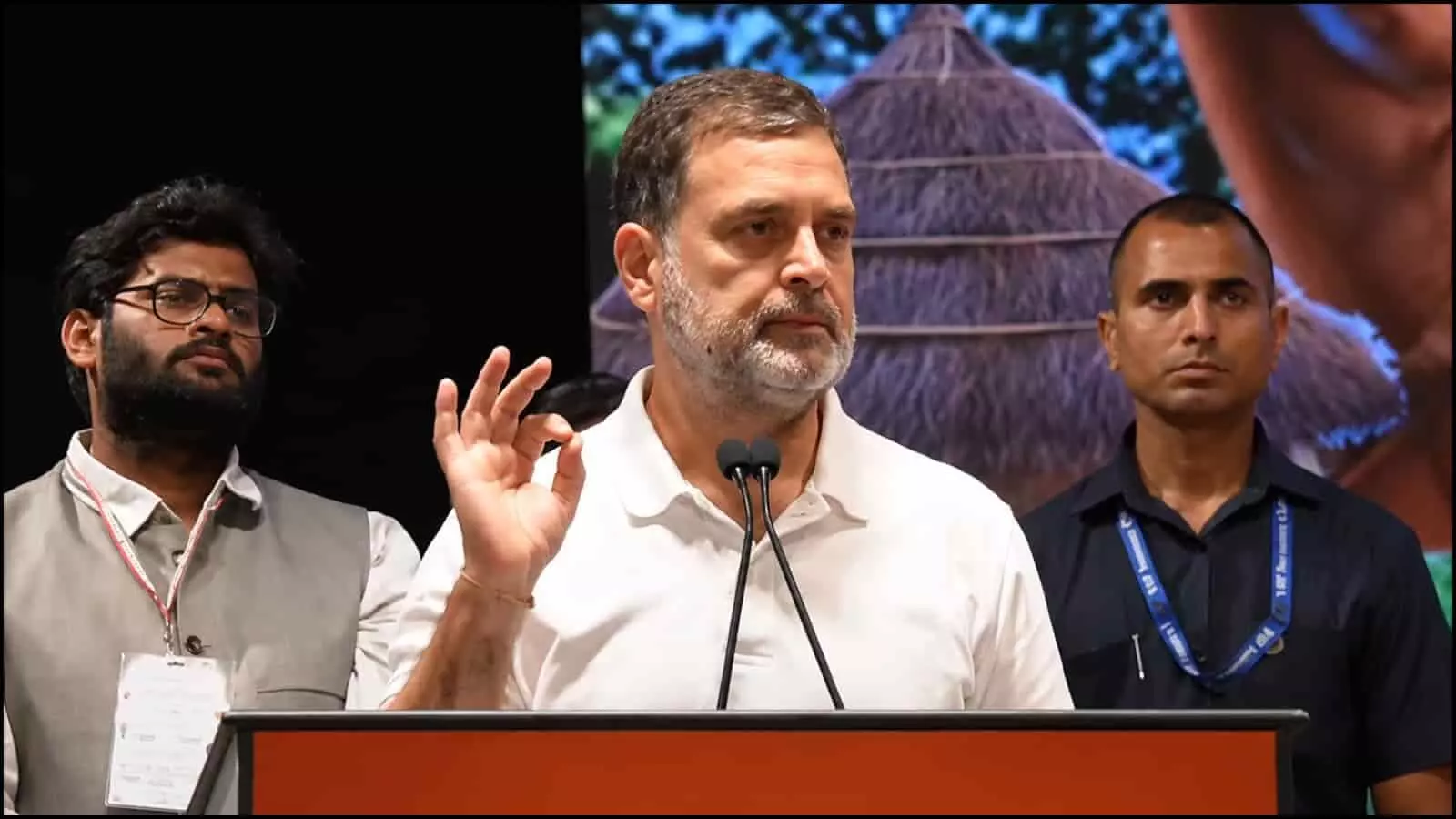 मंच पर पोडियम के सामने खड़े होकर जनसभा को संबोधित करते हुए राहुल गांधी।