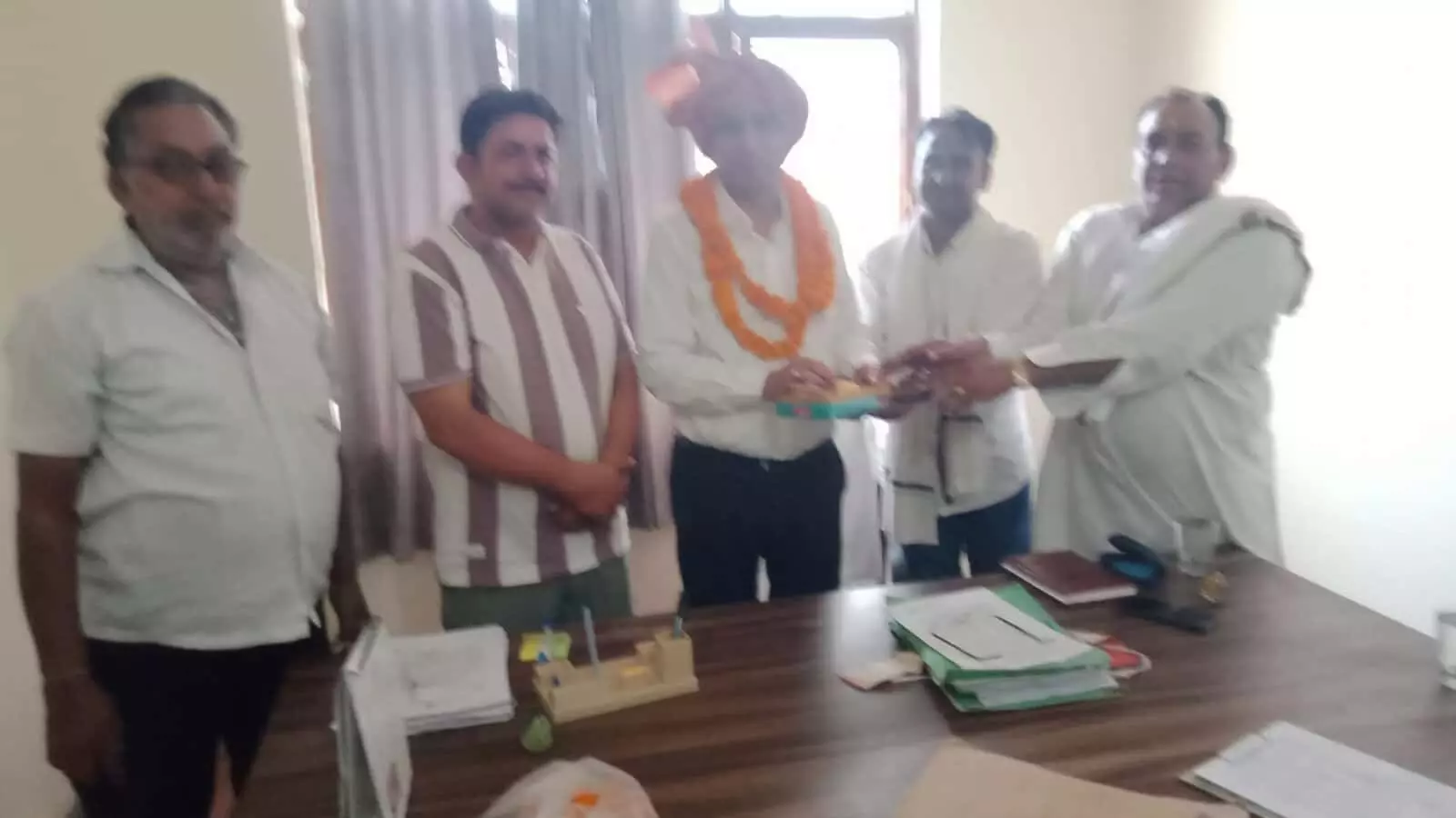 डीग में पदभार ग्रहण करते जिला रसद अधिकारी संदीप गौड़ और मौजूद राशन डीलर संघ के पदाधिकारी।