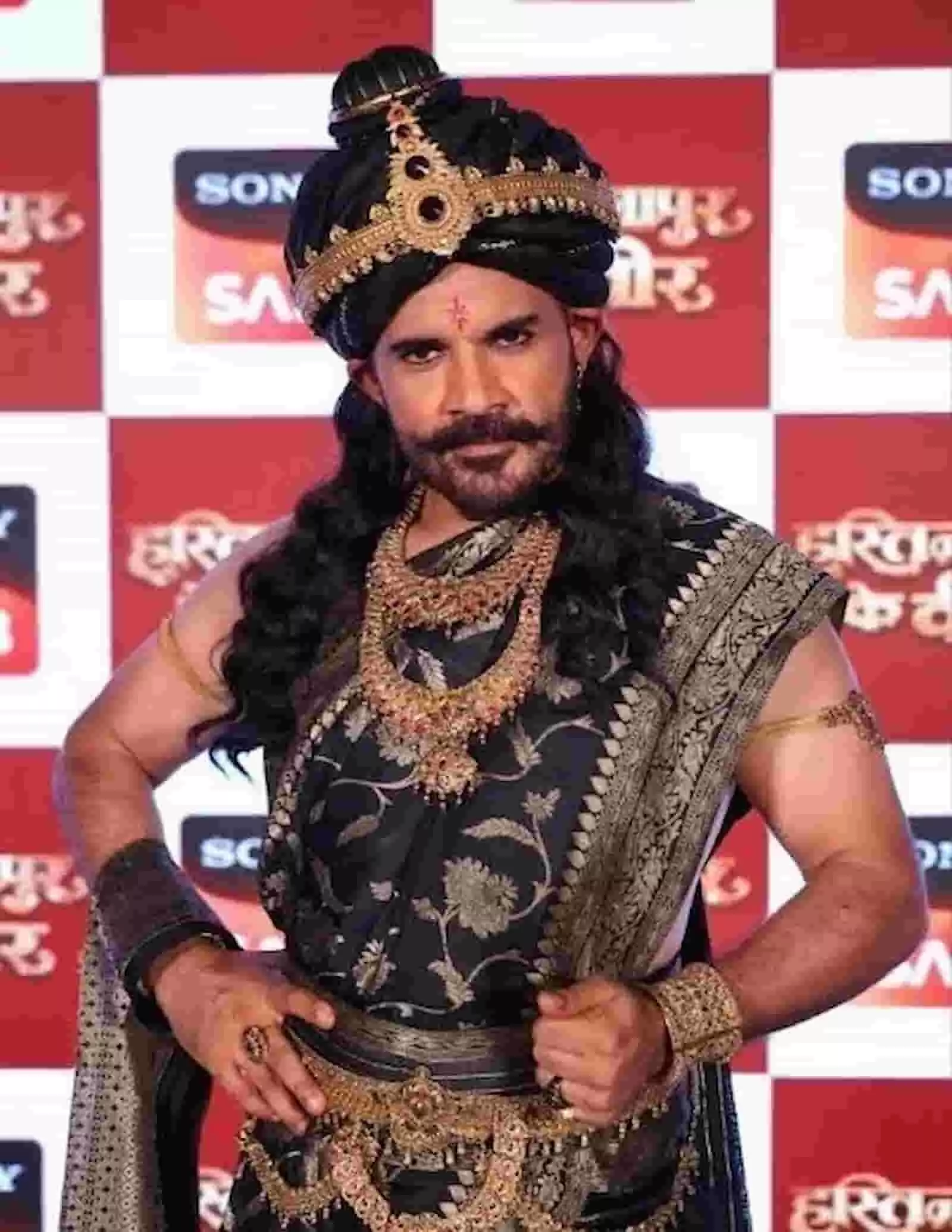 अभिनेता चंदन आनंद सोनी सब के धारावाहिक हस्तिनापुर के वीर में शकुनी का किरदार निभा रहे हैं। अभिनेता चंदन आनंद सोनी सब के धारावाहिक हस्तिनापुर के वीर में शकुनी का किरदार निभा रहे हैं।