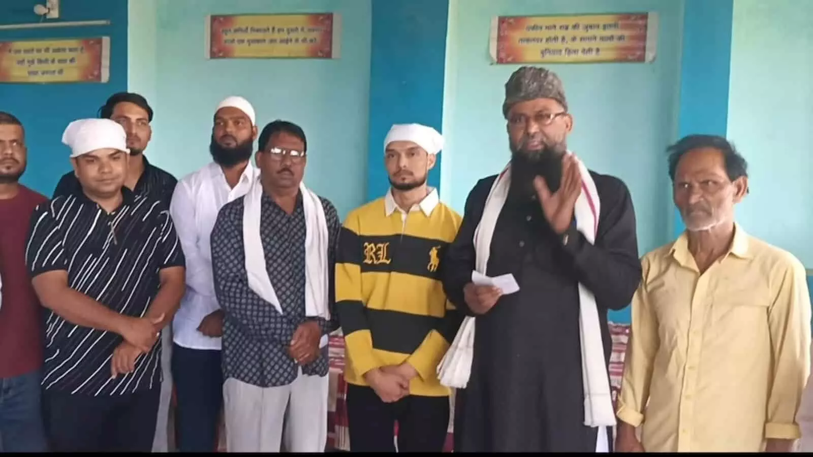गंगापुर सिटी में सादगीपूर्ण निकाह के बाद दूल्हा डॉ वसीम खान और उपस्थित समाज के गणमान्य व्यक्ति। गंगापुर सिटी में सादगीपूर्ण निकाह के बाद दूल्हा डॉ वसीम खान और उपस्थित समाज के गणमान्य व्यक्ति।