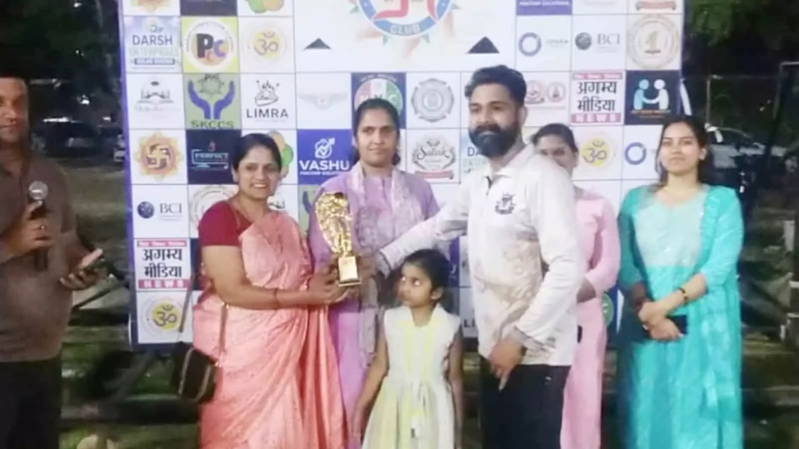 खेरवाड़ा में सीपीएल क्रिकेट प्रतियोगिता के दौरान अतिथियों द्वारा खिलाड़ियों को पुरस्कार वितरण किया गया। खेरवाड़ा में सीपीएल क्रिकेट प्रतियोगिता के दौरान अतिथियों द्वारा खिलाड़ियों को पुरस्कार वितरण किया गया।