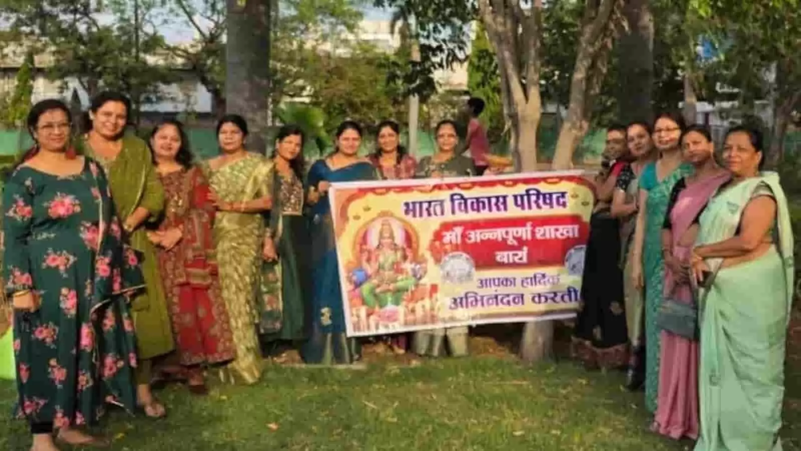 भारत विकास परिषद की सदस्याएं बारां में भीषण गर्मी से बचाव हेतु पक्षियों के लिए परिंडे लगा रही हैं। भारत विकास परिषद की सदस्याएं बारां में भीषण गर्मी से बचाव हेतु पक्षियों के लिए परिंडे लगा रही हैं।