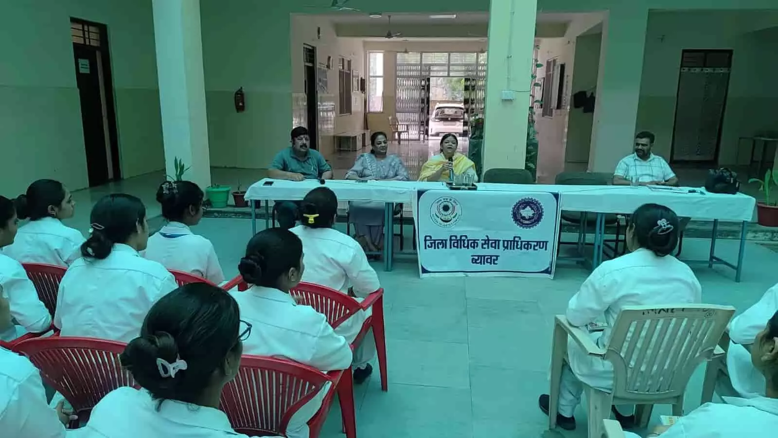 ब्यावर के नर्सिंग प्रशिक्षण केंद्र में मंच पर बैठी सचिव सोनल पारीख छात्राओं को विधिक साक्षरता शिविर में संबोधित कर रही हैं। ब्यावर के नर्सिंग प्रशिक्षण केंद्र में मंच पर बैठी सचिव सोनल पारीख छात्राओं को विधिक साक्षरता शिविर में संबोधित कर रही हैं।