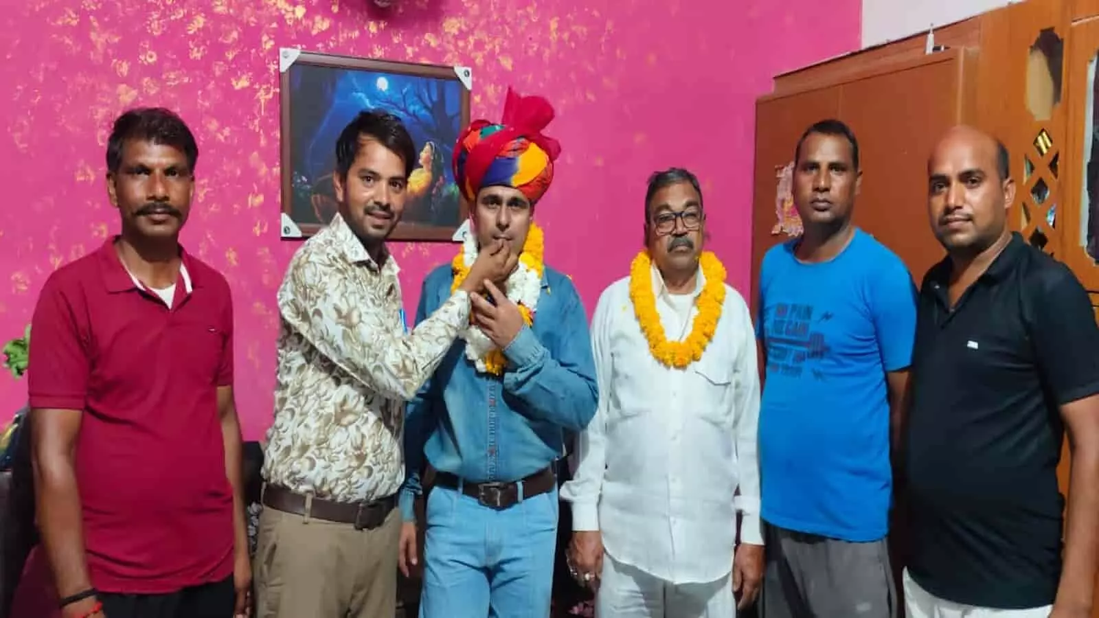 टोंक पुलिस अधीक्षक कार्यालय में एसपी रोशन मीणा कांस्टेबल महेंद्र पहाड़िया को सब इंस्पेक्टर पद पर पदोन्नति के स्टार लगाते हुए। टोंक पुलिस अधीक्षक कार्यालय में एसपी रोशन मीणा कांस्टेबल महेंद्र पहाड़िया को सब इंस्पेक्टर पद पर पदोन्नति के स्टार लगाते हुए।