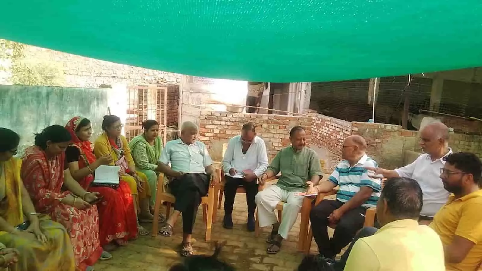 गोपाल गौशाला में हरे परदे के नीचे बैठकर गौ माता छप्पन भोग महोत्सव की रूपरेखा पर चर्चा करते हुए कान्हा गौ सेवा समिति के पदाधिकारी। गोपाल गौशाला में हरे परदे के नीचे बैठकर गौ माता छप्पन भोग महोत्सव की रूपरेखा पर चर्चा करते हुए कान्हा गौ सेवा समिति के पदाधिकारी।