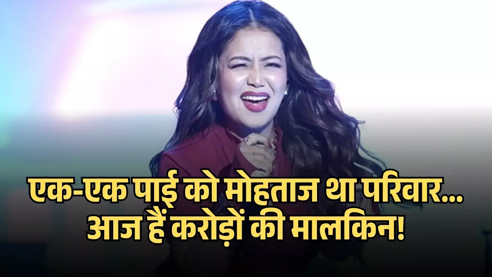 माइक थामे गाती हुई गायिका नेहा कक्कड़ मंच पर एक लाइव कंसर्ट के संदर्भ में। माइक थामे गाती हुई गायिका नेहा कक्कड़ मंच पर एक लाइव कंसर्ट के संदर्भ में।