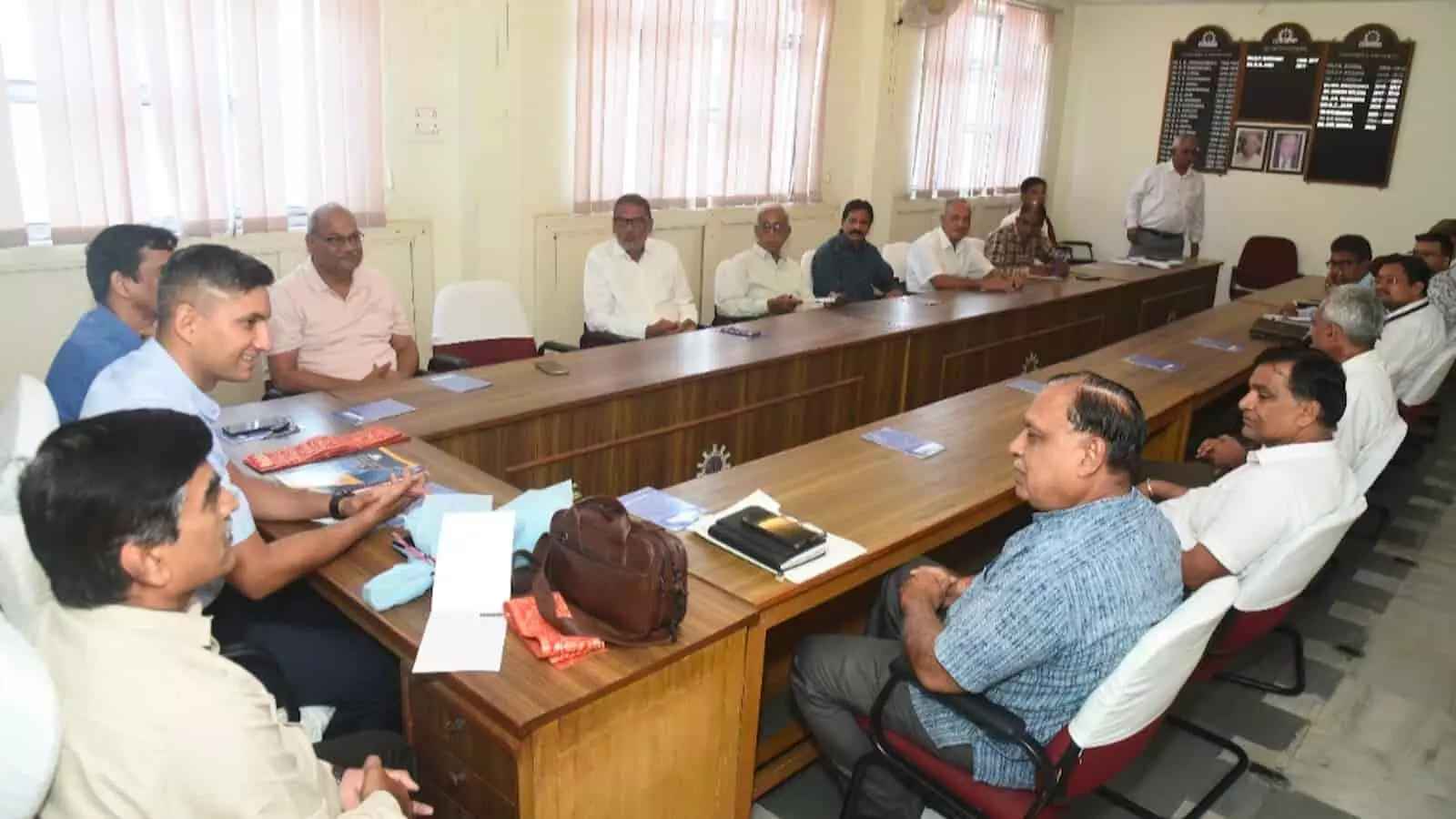 बैठक में सीनियर डीसीएम कैप्टन मिहिर देव और उद्योग प्रतिनिधि भीलवाड़ा में माल परिवहन समन्वय चर्चा के दौरान बैठे हैं बैठक में सीनियर डीसीएम कैप्टन मिहिर देव और उद्योग प्रतिनिधि भीलवाड़ा में माल परिवहन समन्वय चर्चा के दौरान बैठे हैं