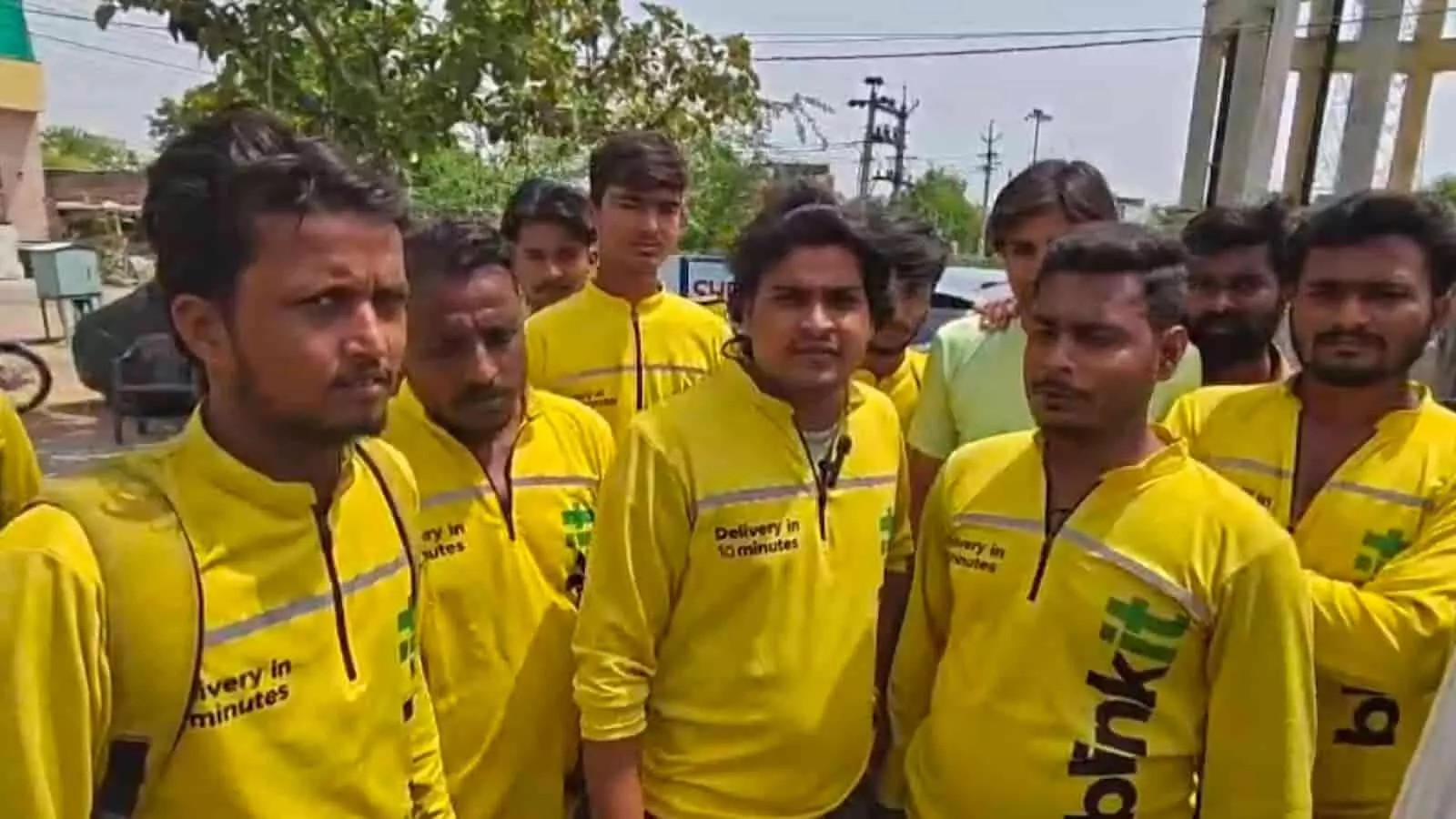 थाने के बाहर खड़े ब्लिंकिट डिलीवरी पार्टनर्स भीलवाड़ा में साथी कर्मचारी पर कथित हमले के विरोध के संदर्भ में दिखाई दे रहे हैं। थाने के बाहर खड़े ब्लिंकिट डिलीवरी पार्टनर्स भीलवाड़ा में साथी कर्मचारी पर कथित हमले के विरोध के संदर्भ में दिखाई दे रहे हैं।
