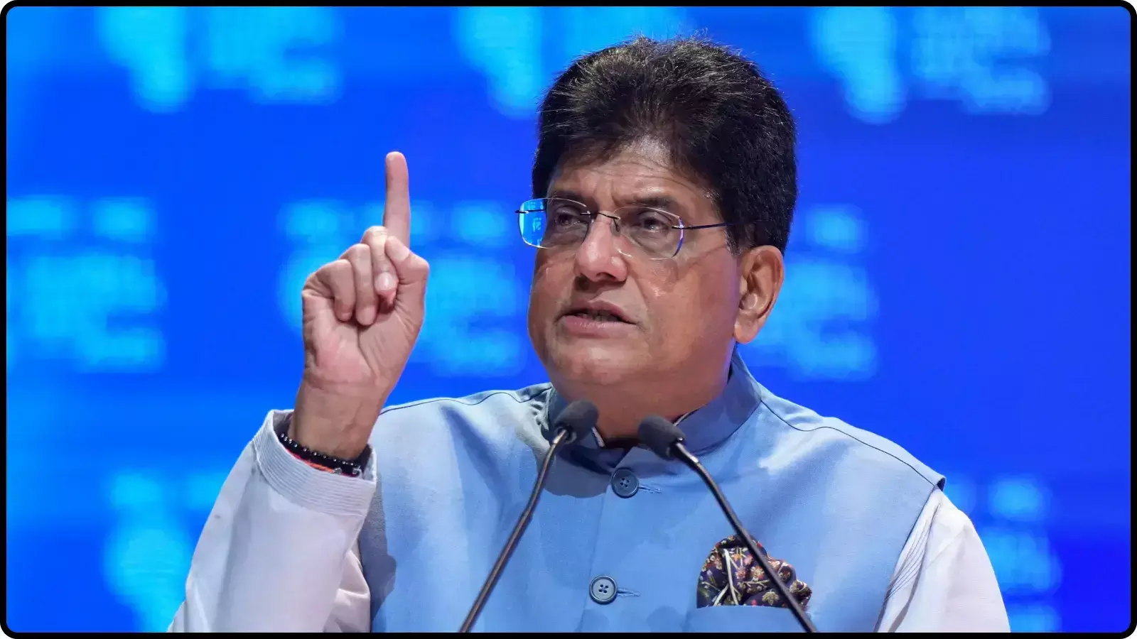 मंच पर भाषण देते हुए केंद्रीय मंत्री पीयूष गोयल दिल्ली में वैश्विक व्यापार नीति पर चर्चा के संदर्भ में।