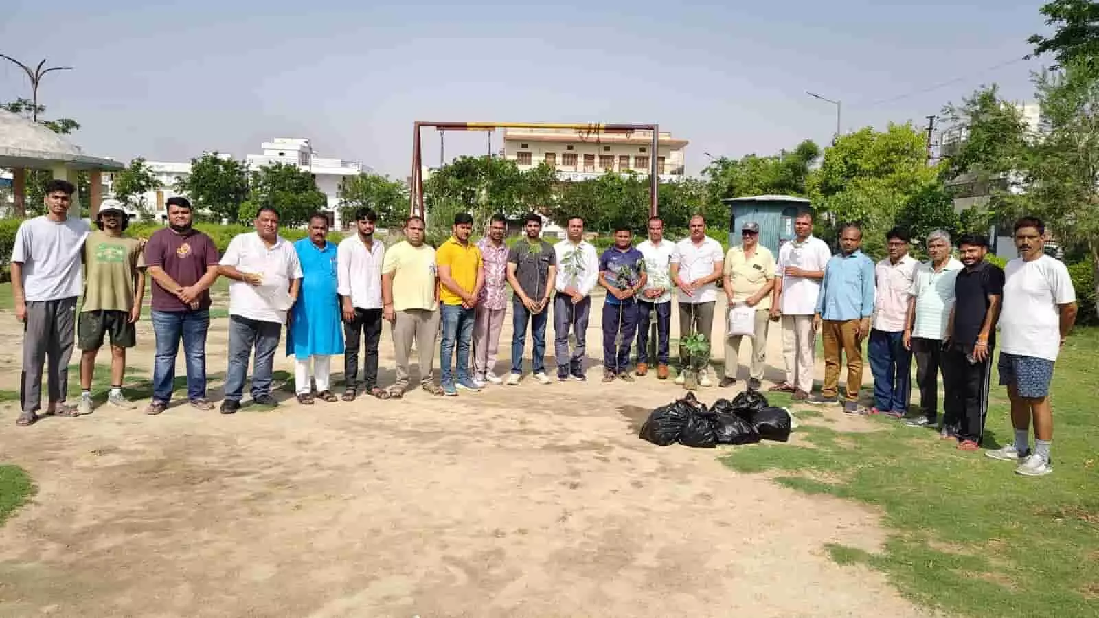 सी-ब्लॉक पार्क में सर्व समाज महासभा के सदस्य पर्यावरण दिवस पर पौधरोपण और स्वच्छता अभियान के लिए खड़े हैं।