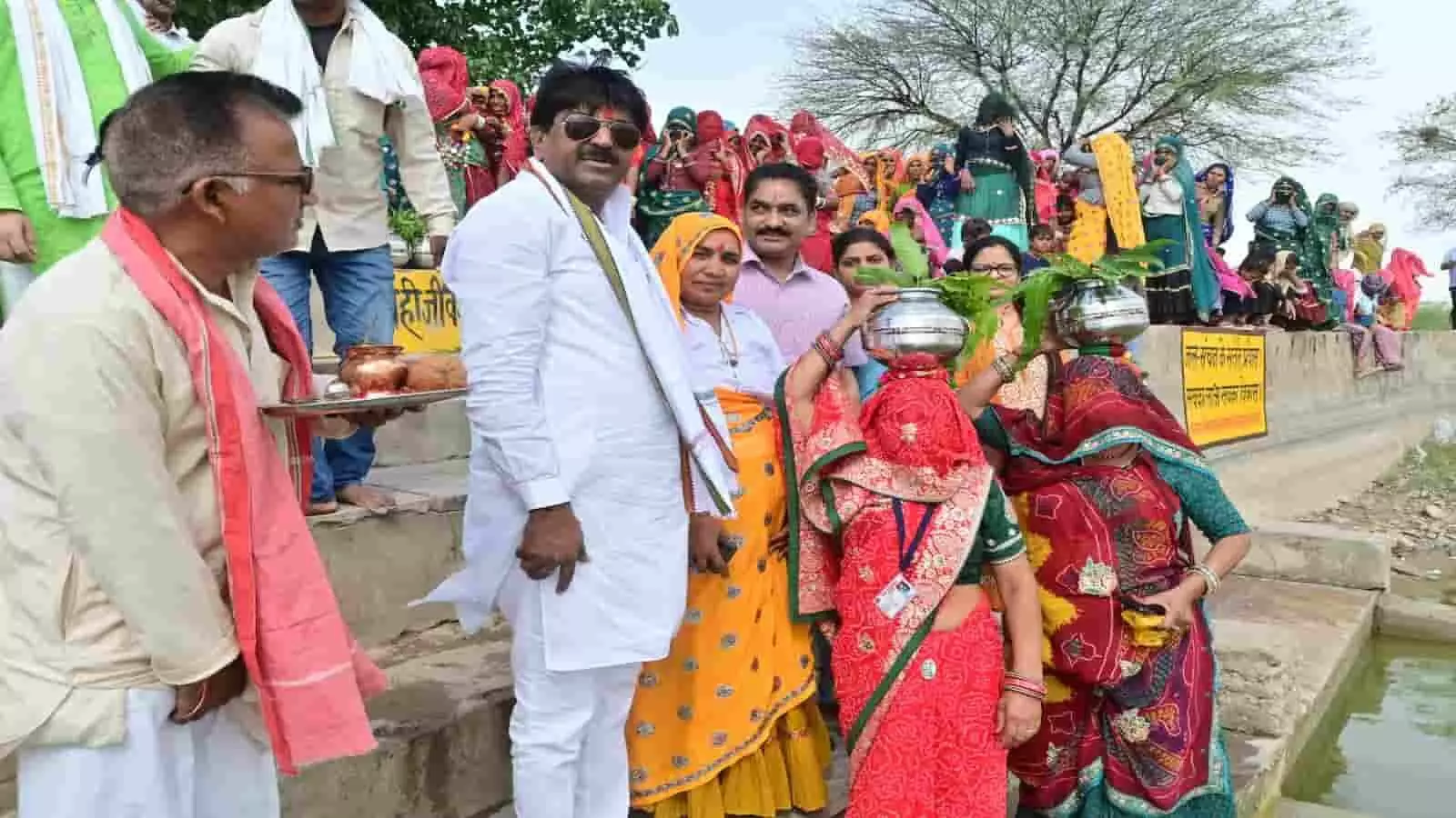 अलूदा में जल पूजन के दौरान सिर पर मंगल कलश धारण किए महिलाएं और उपस्थित अतिथि। अलूदा में जल पूजन के दौरान सिर पर मंगल कलश धारण किए महिलाएं और उपस्थित अतिथि।