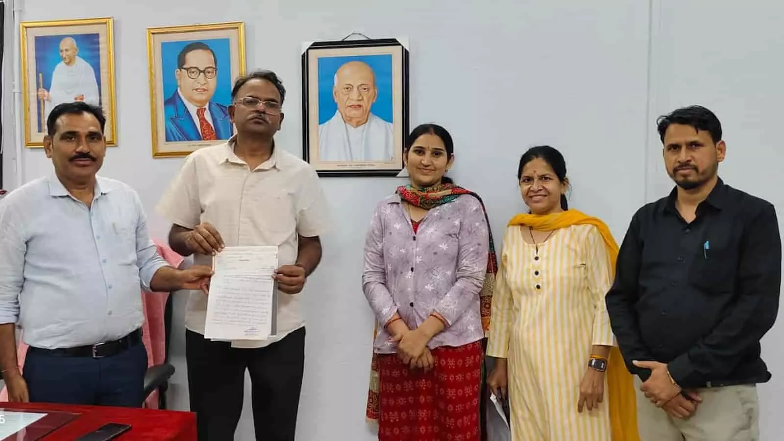 सवाई माधोपुर में स्कूल विकास राशि का चैक सौंपतीं प्रधानाध्यापिका प्रतिमा मीना और अतिरिक्त जिला परियोजना समन्वयक दिनेश कुमार गुप्ता खंडार कार्यालय में। सवाई माधोपुर में स्कूल विकास राशि का चैक सौंपतीं प्रधानाध्यापिका प्रतिमा मीना और अतिरिक्त जिला परियोजना समन्वयक दिनेश कुमार गुप्ता खंडार कार्यालय में।