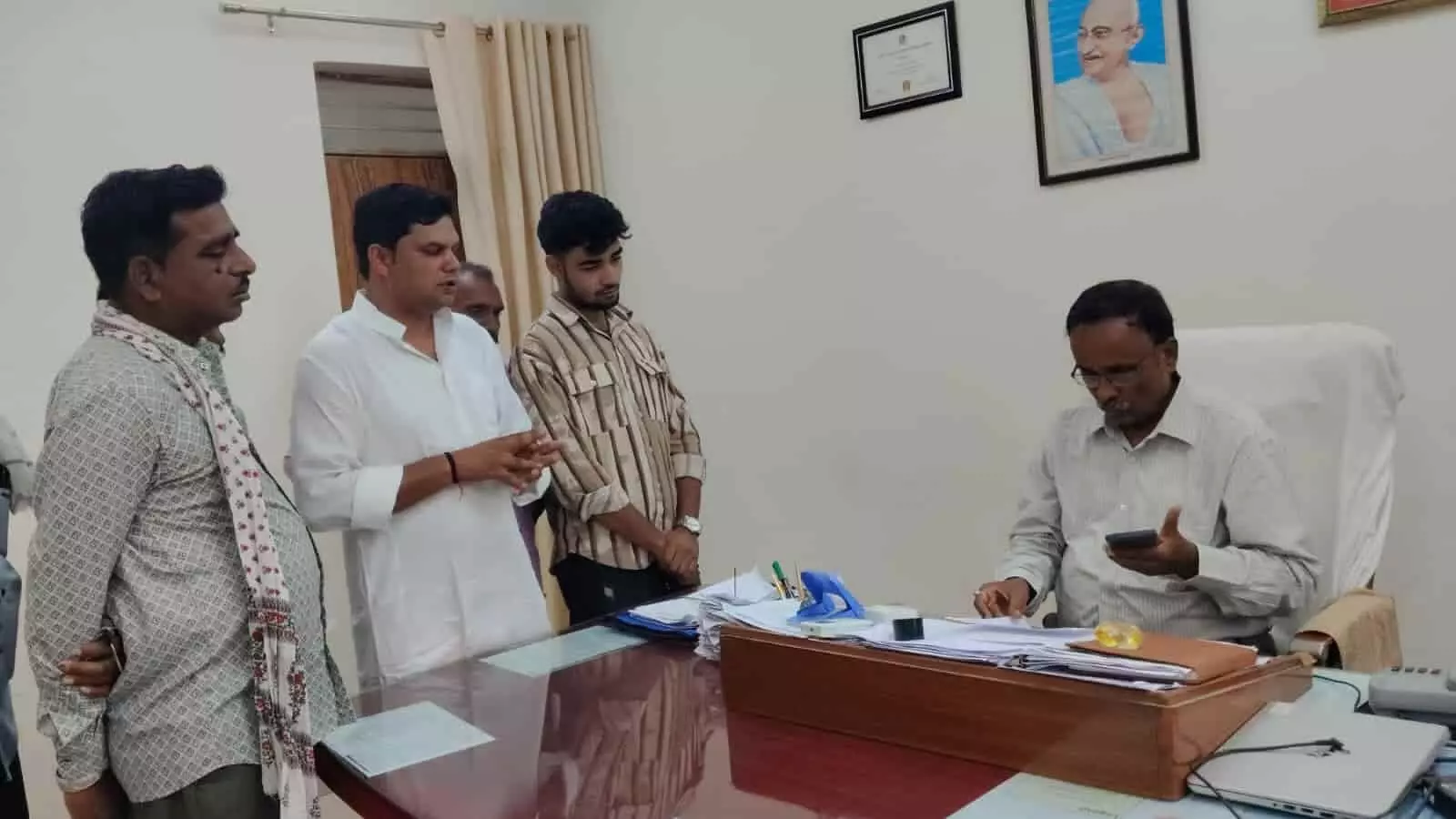 टोंक के विद्युत विभाग कार्यालय में प्रदर्शन करते वार्ड संख्या 17 के निवासी और पार्षद राहुल सैनी ज्ञापन सौंपते हुए। टोंक के विद्युत विभाग कार्यालय में प्रदर्शन करते वार्ड संख्या 17 के निवासी और पार्षद राहुल सैनी ज्ञापन सौंपते हुए।
