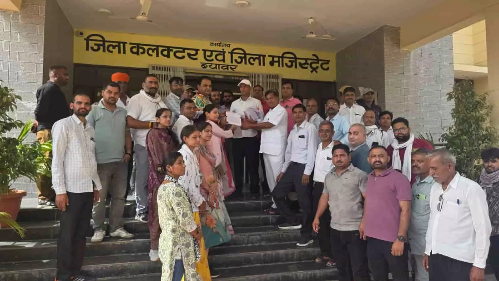 ब्यावर में मुख्य सचिव के नाम प्रशासनिक ज्ञापन सौंपते हुए विभिन्न सरकारी विभागों के कर्मचारी संगठनों के जिला पदाधिकारी। ब्यावर में मुख्य सचिव के नाम प्रशासनिक ज्ञापन सौंपते हुए विभिन्न सरकारी विभागों के कर्मचारी संगठनों के जिला पदाधिकारी।