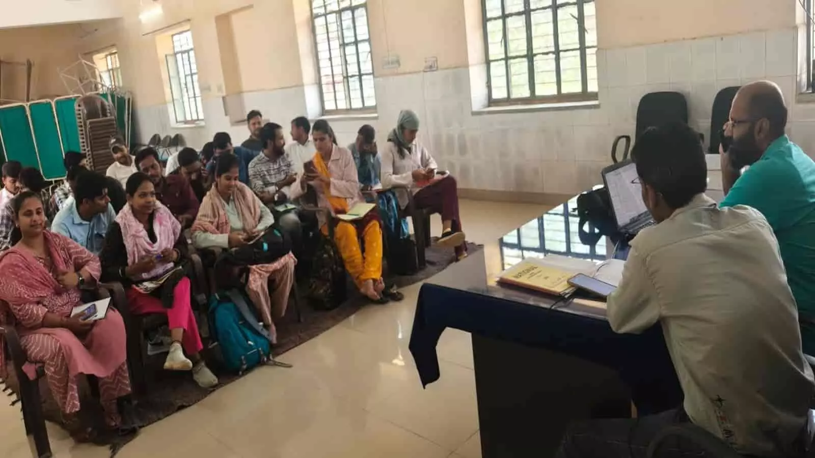 स्वास्थ्य केंद्र के सभागार में बैठे सामुदायिक स्वास्थ्य अधिकारी लसाड़िया में टीबी प्रशिक्षण कार्यशाला में भाग लेते हुए। स्वास्थ्य केंद्र के सभागार में बैठे सामुदायिक स्वास्थ्य अधिकारी लसाड़िया में टीबी प्रशिक्षण कार्यशाला में भाग लेते हुए।
