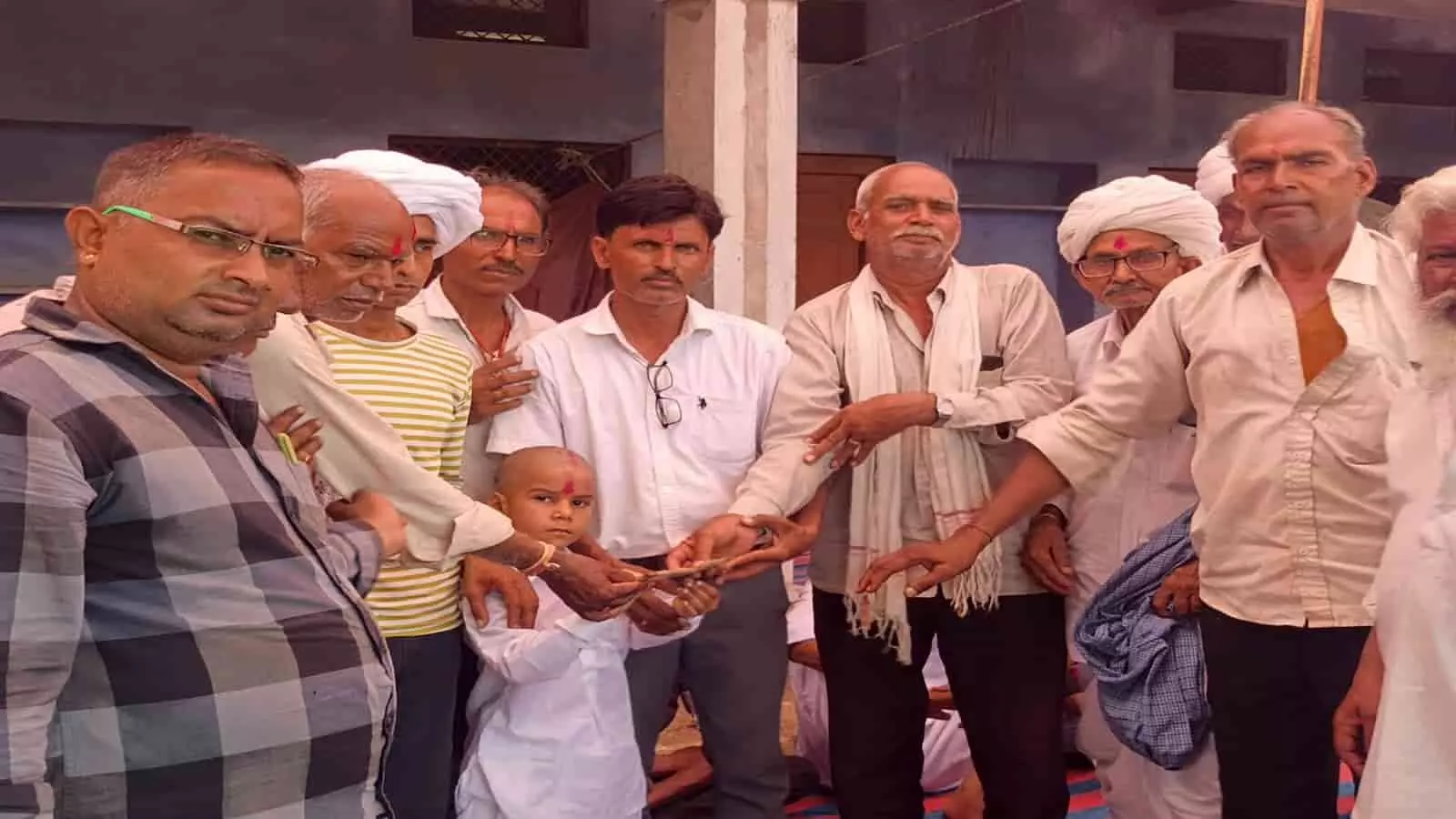 सामाजिक कार्यक्रम में बालक देवेंद्र को आर्थिक सहायता राशि सौंपते हुए सालवी समाज के प्रबुद्धजन। सामाजिक कार्यक्रम में बालक देवेंद्र को आर्थिक सहायता राशि सौंपते हुए सालवी समाज के प्रबुद्धजन।