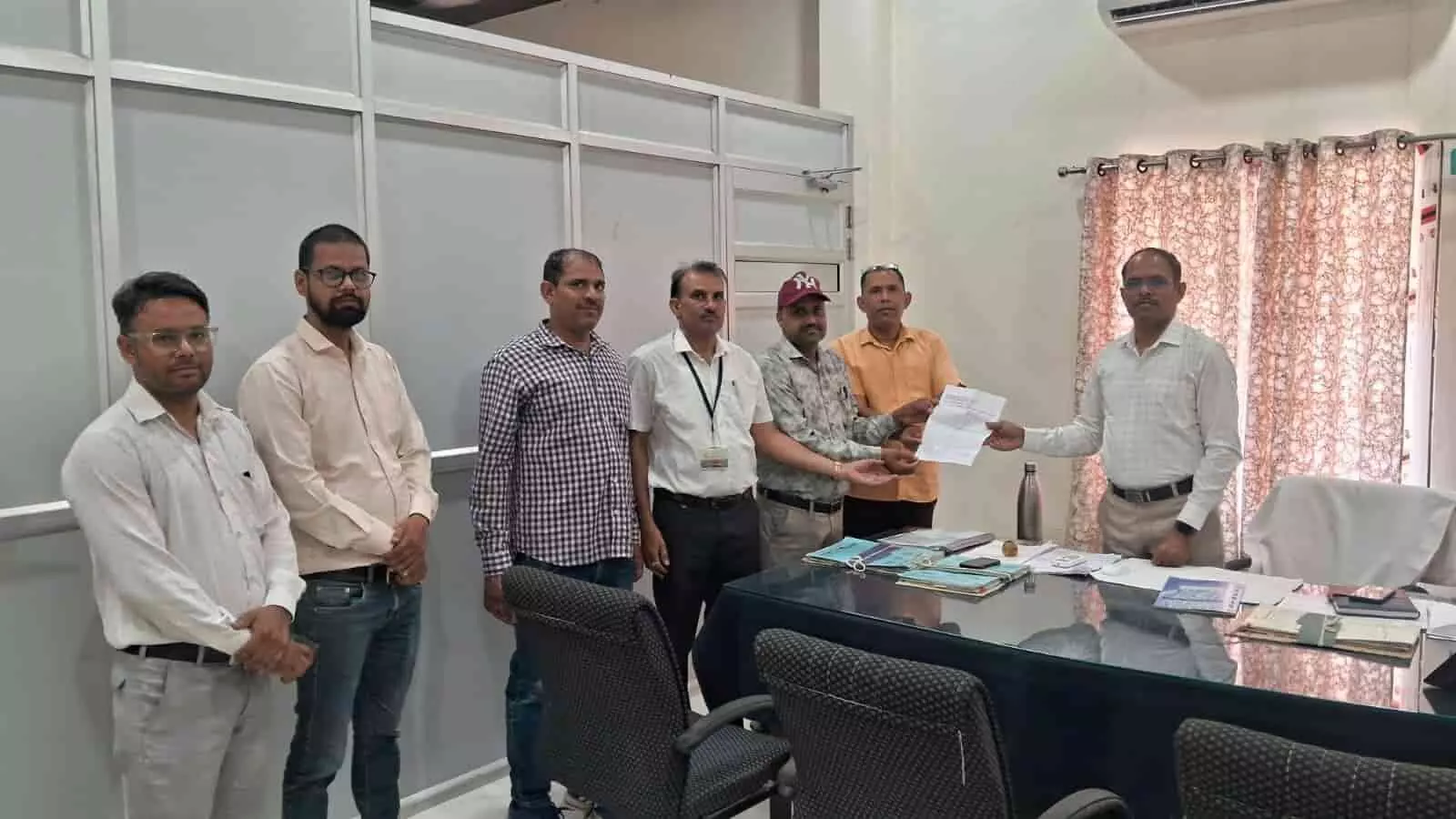 कार्यालय में अतिरिक्त जिला कलेक्टर को ज्ञापन सौंपते राजस्थान शिक्षा सेवा परिषद के पदाधिकारी। कार्यालय में अतिरिक्त जिला कलेक्टर को ज्ञापन सौंपते राजस्थान शिक्षा सेवा परिषद के पदाधिकारी।