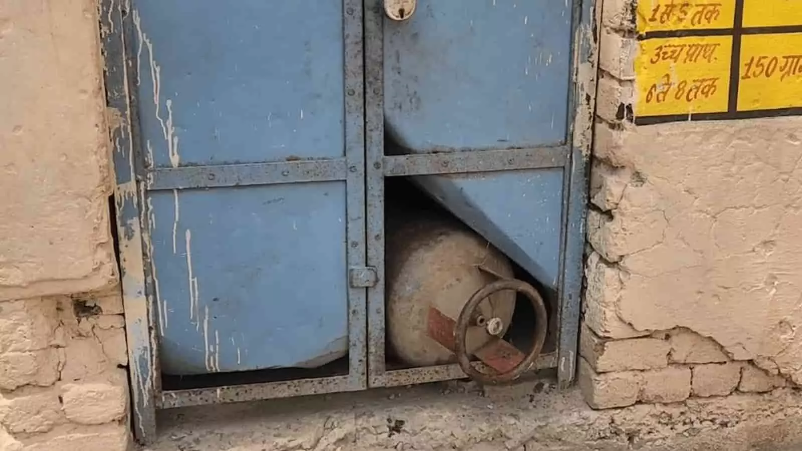 इकलेरा के सरकारी स्कूल में मिड-डे मील स्टोर रूम का टूटा हुआ लोहे का दरवाजा जहाँ से राशन की चोरी हुई है। इकलेरा के सरकारी स्कूल में मिड-डे मील स्टोर रूम का टूटा हुआ लोहे का दरवाजा जहाँ से राशन की चोरी हुई है।