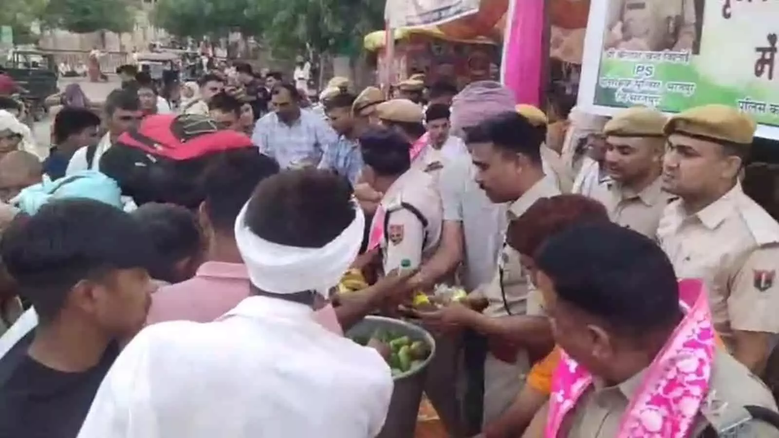 परिक्रमा मार्ग पर श्रद्धालुओं को फल बांटते पुलिस अधीक्षक कांबले शरण गोपीनाथ डीग सुरक्षा व्यवस्था के संदर्भ में। परिक्रमा मार्ग पर श्रद्धालुओं को फल बांटते पुलिस अधीक्षक कांबले शरण गोपीनाथ डीग सुरक्षा व्यवस्था के संदर्भ में।
