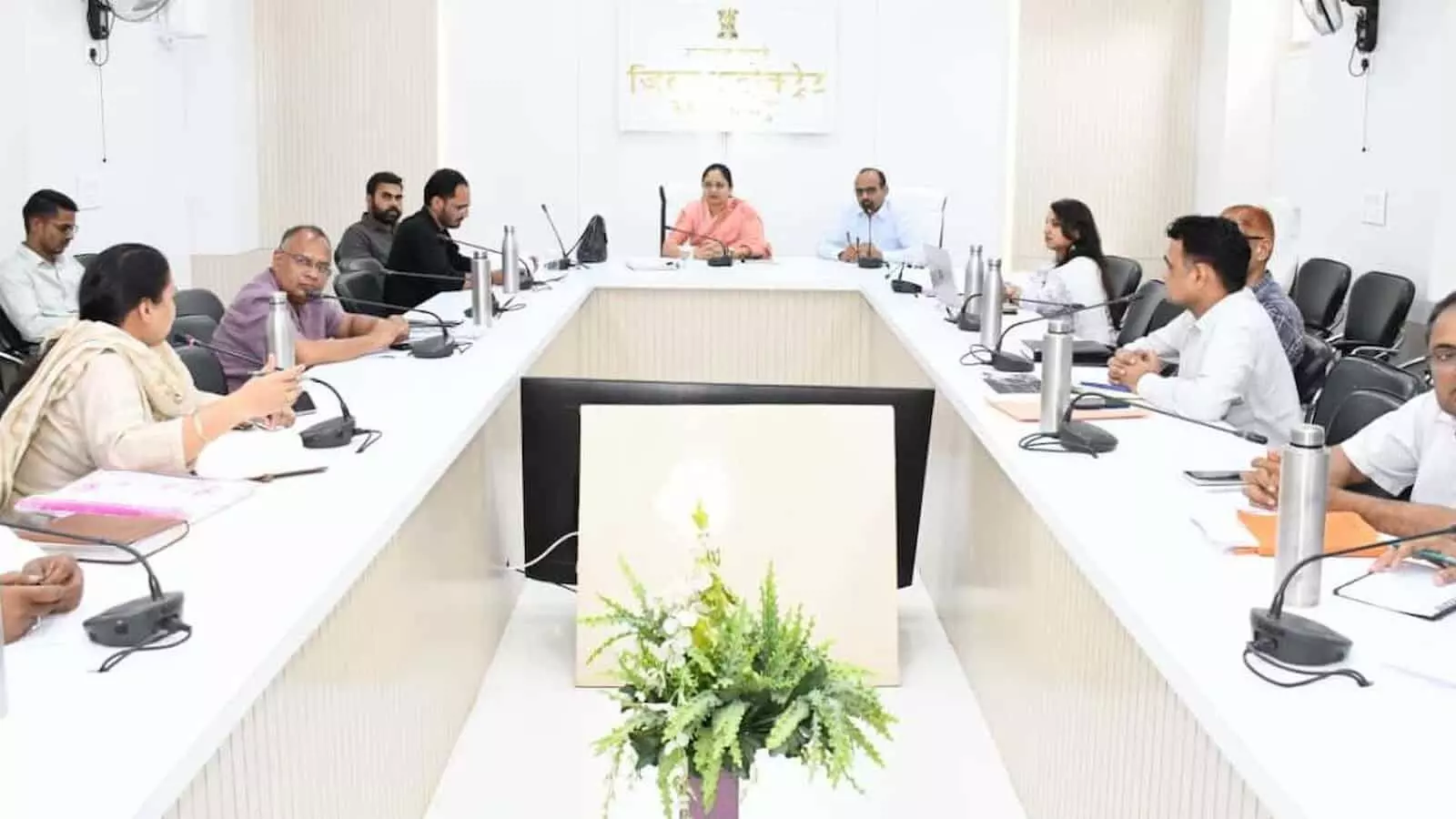 सवाई माधोपुर कलेक्ट्रेट सभागार में बैठक की अध्यक्षता करतीं केंद्रीय प्रभारी अधिकारी नेहा गुप्ता। सवाई माधोपुर कलेक्ट्रेट सभागार में बैठक की अध्यक्षता करतीं केंद्रीय प्रभारी अधिकारी नेहा गुप्ता।