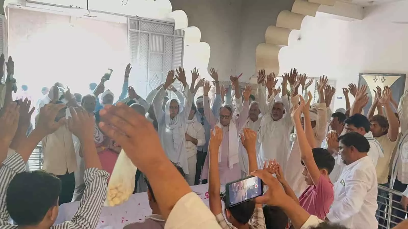 पीर बाबा के स्थान पर दोनों हाथ उठाकर प्रार्थना करते हुए विधायक रामकेश मीना और ग्रामीण किसान। पीर बाबा के स्थान पर दोनों हाथ उठाकर प्रार्थना करते हुए विधायक रामकेश मीना और ग्रामीण किसान।
