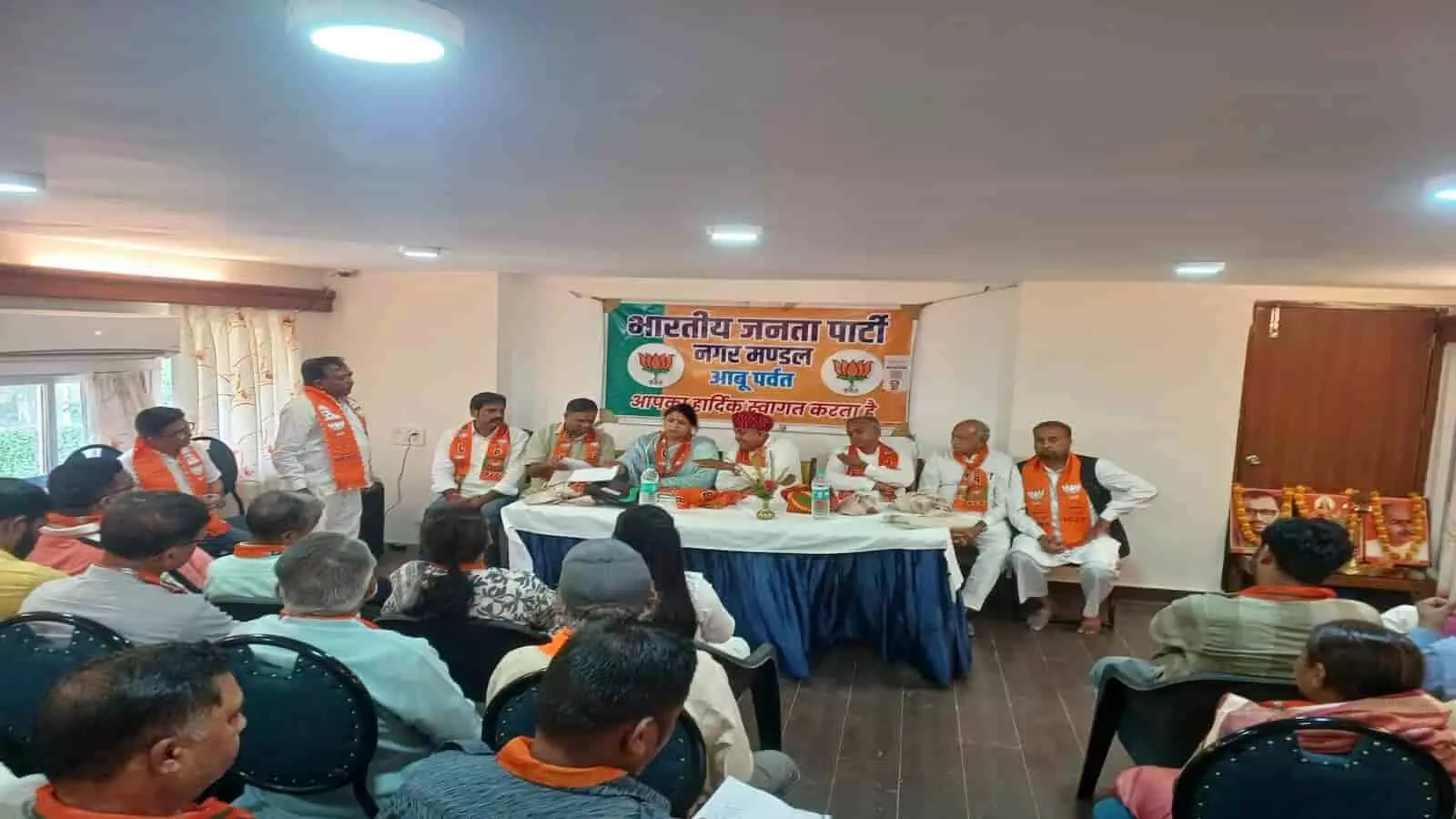 भाजपा संगठनात्मक बैठक में मंचासीन सांसद लुंबाराम चौधरी और जिलाध्यक्ष रक्षा भंडारी कार्यकर्ताओं संग आबू पर्वत पर चर्चा कर रहे हैं।