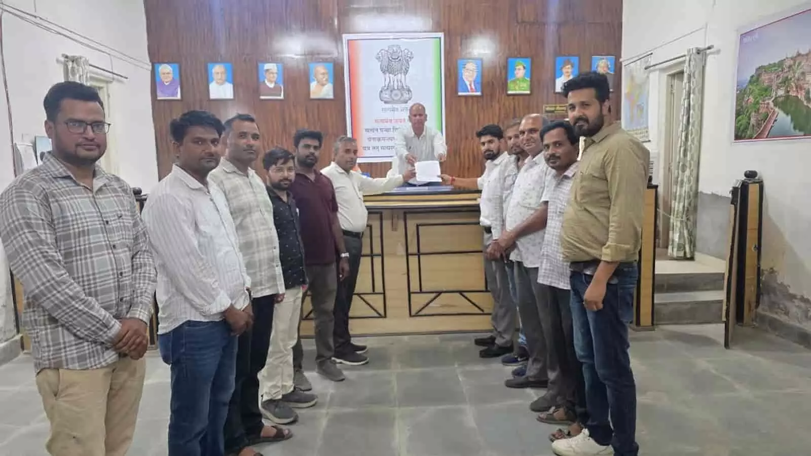 कार्यालय के भीतर कर्मचारी प्रतिनिधि तहसीलदार गोपाल जीनगर को बेगूं में अवकाश के दिन काम रोकने हेतु ज्ञापन सौंपते हुए। कार्यालय के भीतर कर्मचारी प्रतिनिधि तहसीलदार गोपाल जीनगर को बेगूं में अवकाश के दिन काम रोकने हेतु ज्ञापन सौंपते हुए।