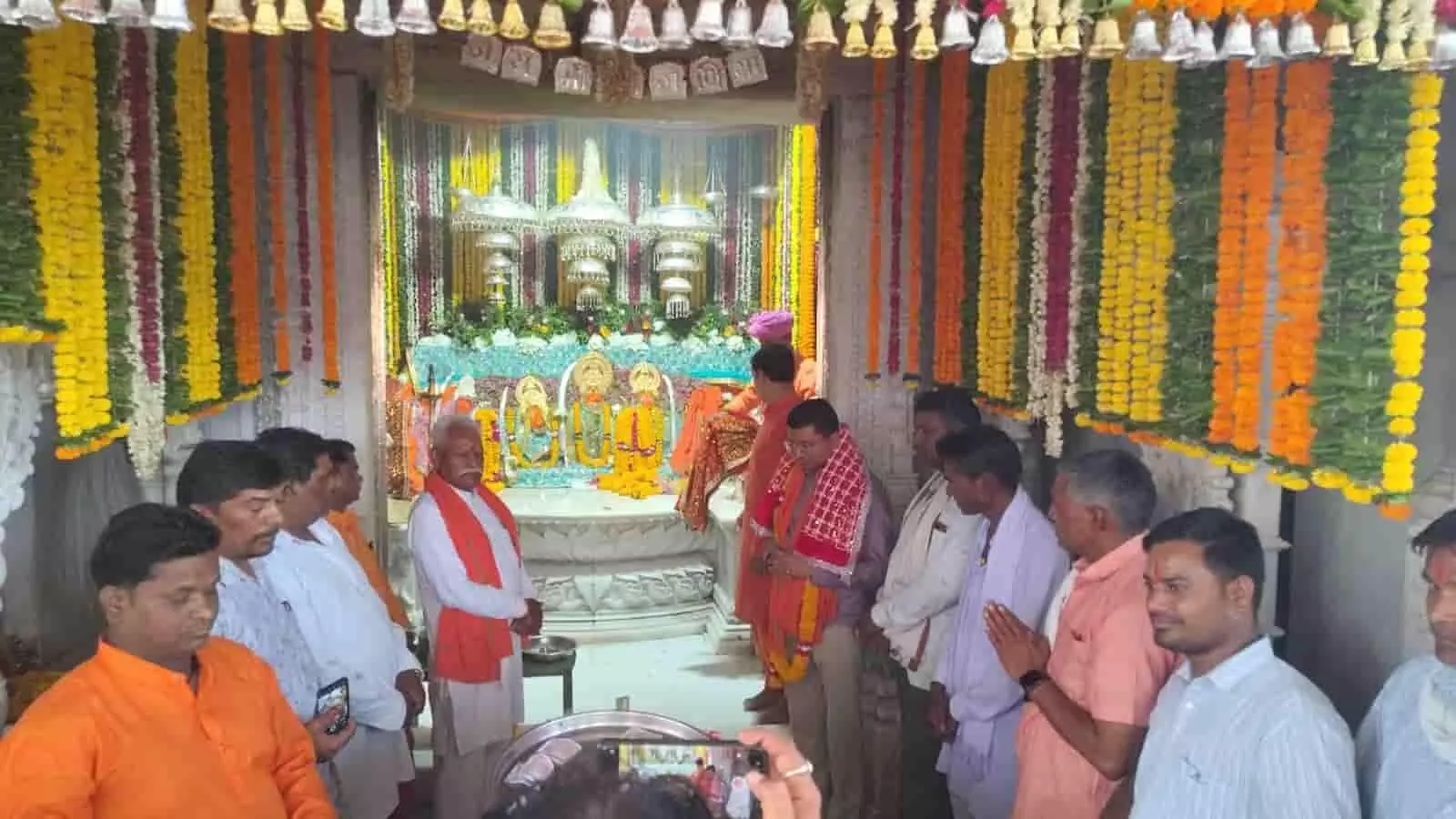 जोगणिया माताजी पाटोत्सव के दौरान बेगूं में सिर पर कलश रखे धार्मिक यात्रा निकालतीं महिला श्रद्धालु। जोगणिया माताजी पाटोत्सव के दौरान बेगूं में सिर पर कलश रखे धार्मिक यात्रा निकालतीं महिला श्रद्धालु।
