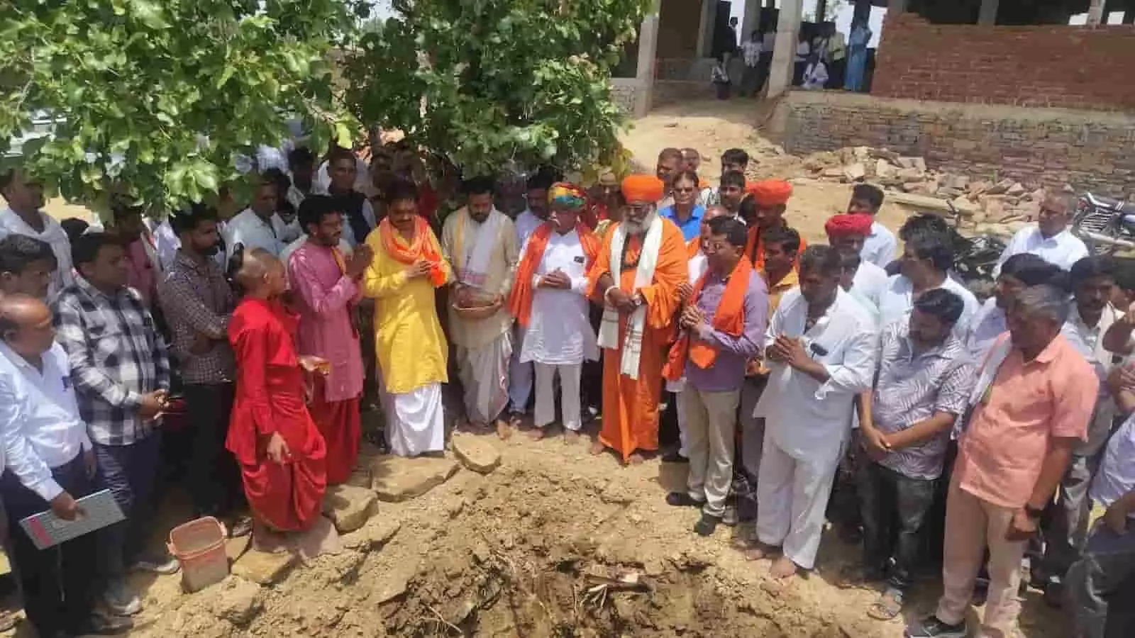 जोगणियांमाता में धर्मशाला शिलान्यास के दौरान भूमि पूजन करते हुए विधायक सुरेश धाकड़ और अन्य लोग। जोगणियांमाता में धर्मशाला शिलान्यास के दौरान भूमि पूजन करते हुए विधायक सुरेश धाकड़ और अन्य लोग।