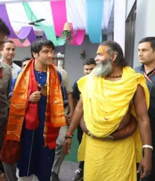 बागेश्वर धाम में पंडित धीरेंद्र कृष्ण शास्त्री से मुलाकात करते हनुमान टेकरी भीलवाड़ा के महंत बनवारीशरण काठियाबाबा की तस्वीर। बागेश्वर धाम में पंडित धीरेंद्र कृष्ण शास्त्री से मुलाकात करते हनुमान टेकरी भीलवाड़ा के महंत बनवारीशरण काठियाबाबा की तस्वीर।