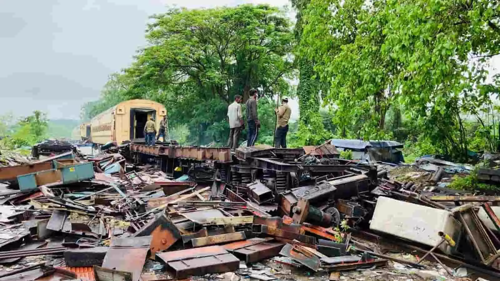 मुंबई के रेलवे यार्ड में कबाड़ निस्तारण अभियान के तहत खड़े पुराने रेल इंजन और वैगन। मुंबई के रेलवे यार्ड में कबाड़ निस्तारण अभियान के तहत खड़े पुराने रेल इंजन और वैगन।