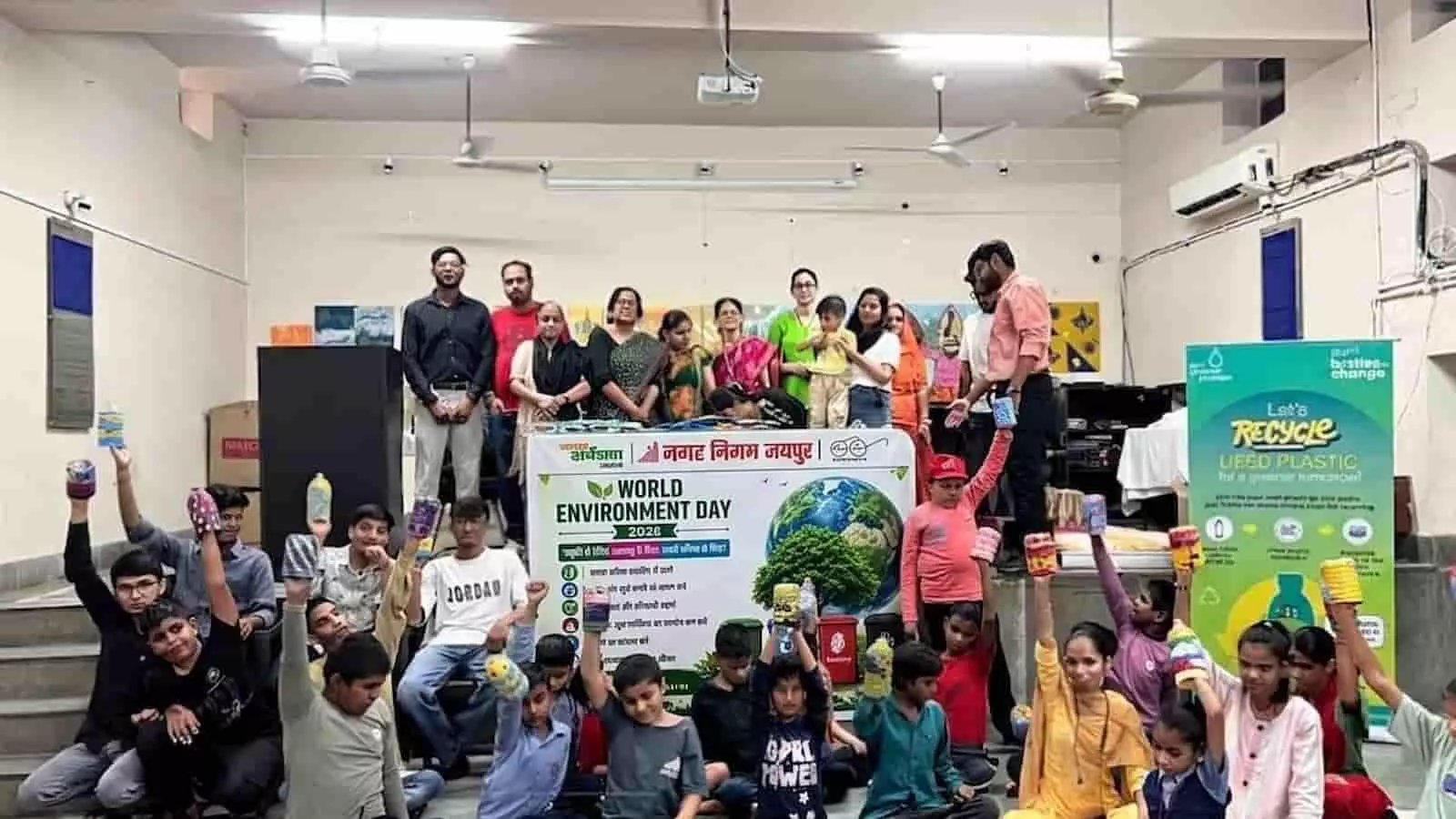 प्लास्टिक बोतलों से बने प्लांटर हाथ में लिए बैठे बच्चे राजस्थान नेत्रहीन कल्याण संघ जयपुर के कार्यक्रम में दिख रहे हैं। प्लास्टिक बोतलों से बने प्लांटर हाथ में लिए बैठे बच्चे राजस्थान नेत्रहीन कल्याण संघ जयपुर के कार्यक्रम में दिख रहे हैं।