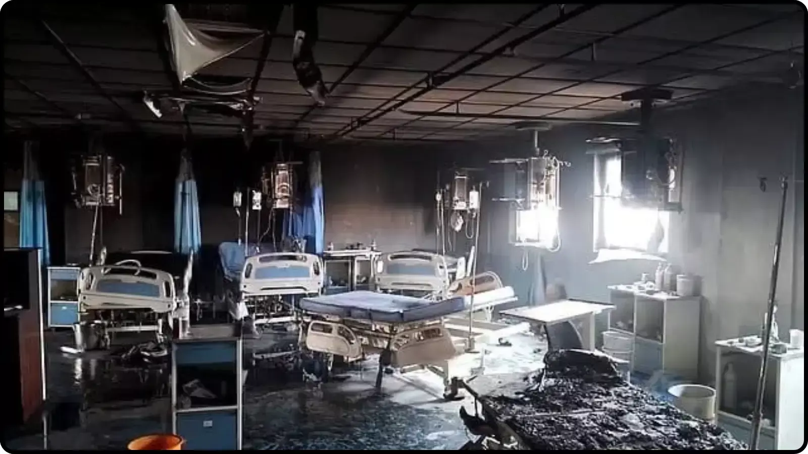 आग से जला हुआ आईसीयू वार्ड अस्पताल मुजफ्फरपुर में दुर्घटना के बाद की स्थिति के संदर्भ में। आग से जला हुआ आईसीयू वार्ड अस्पताल मुजफ्फरपुर में दुर्घटना के बाद की स्थिति के संदर्भ में।