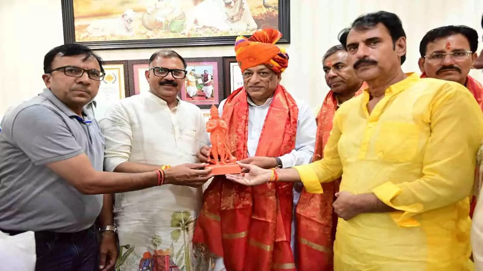 सालासर धाम मंदिर के पदाधिकारी कैबिनेट मंत्री जोराराम कुमावत को बालाजी महाराज की मूर्ति भेंट कर सम्मानित कर रहे हैं। सालासर धाम मंदिर के पदाधिकारी कैबिनेट मंत्री जोराराम कुमावत को बालाजी महाराज की मूर्ति भेंट कर सम्मानित कर रहे हैं।