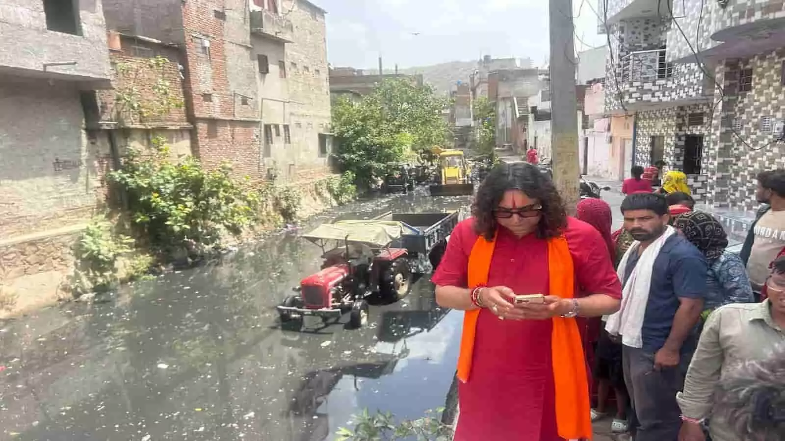 खुले नाले के पास खड़े होकर मोबाइल देखते विधायक बालमुकुंदाचार्य जयपुर में नाला सफाई कार्य का जायजा लेते हुए। खुले नाले के पास खड़े होकर मोबाइल देखते विधायक बालमुकुंदाचार्य जयपुर में नाला सफाई कार्य का जायजा लेते हुए।