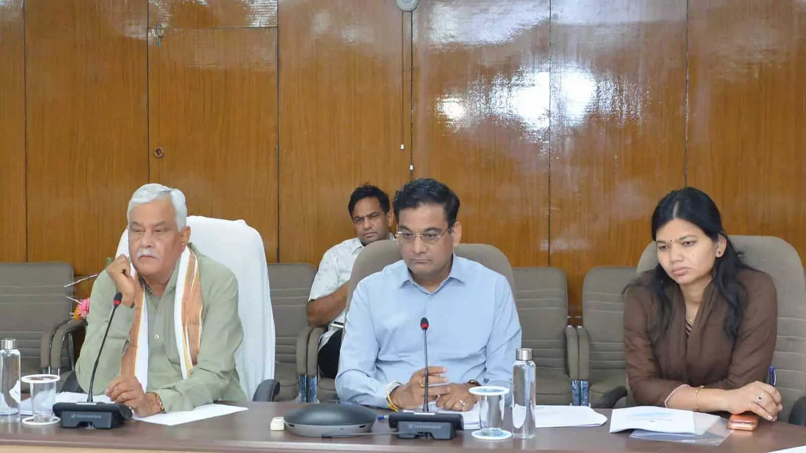 जयपुर के परीक्षा केंद्र के बाहर कतार में खड़े अभ्यर्थी आरपीएससी प्राध्यापक प्रतियोगी परीक्षा देने के लिए प्रवेश पत्र दिखा रहे हैं जयपुर के परीक्षा केंद्र के बाहर कतार में खड़े अभ्यर्थी आरपीएससी प्राध्यापक प्रतियोगी परीक्षा देने के लिए प्रवेश पत्र दिखा रहे हैं