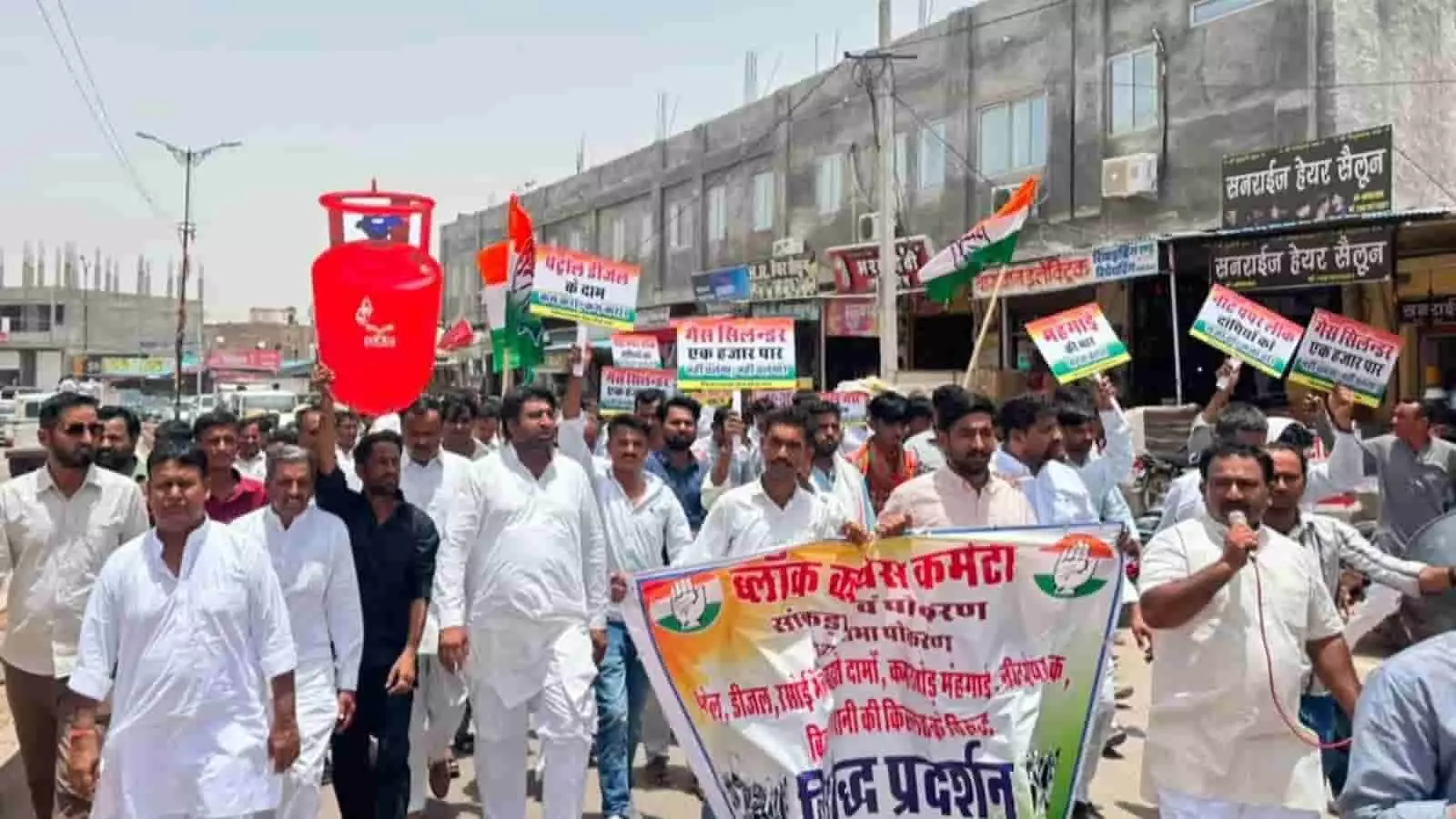 पोकरण की सड़क पर बैनर और तख्तियां लेकर केंद्र सरकार के खिलाफ विरोध प्रदर्शन करते कांग्रेस कार्यकर्ता। पोकरण की सड़क पर बैनर और तख्तियां लेकर केंद्र सरकार के खिलाफ विरोध प्रदर्शन करते कांग्रेस कार्यकर्ता।