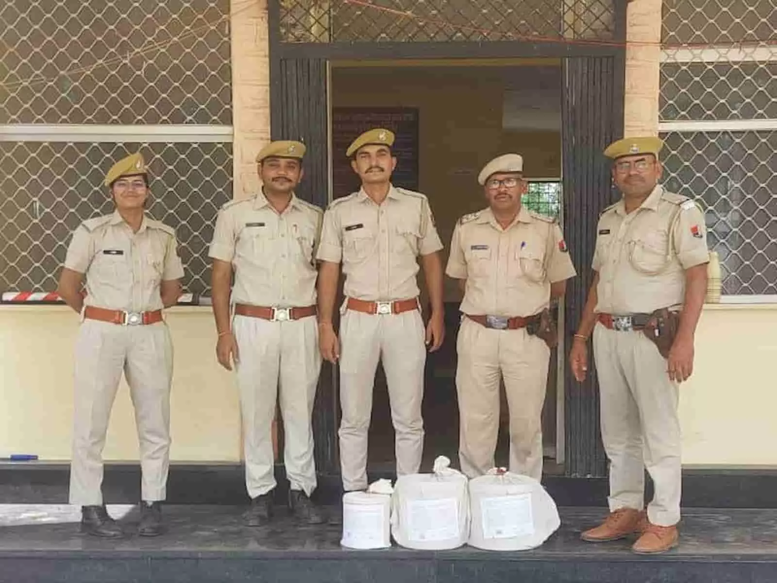 कनेरा थाना परिसर के बाहर जब्त अफीम के कट्टों के साथ खड़े राजस्थान पुलिस के पांच जवान। कनेरा थाना परिसर के बाहर जब्त अफीम के कट्टों के साथ खड़े राजस्थान पुलिस के पांच जवान।
